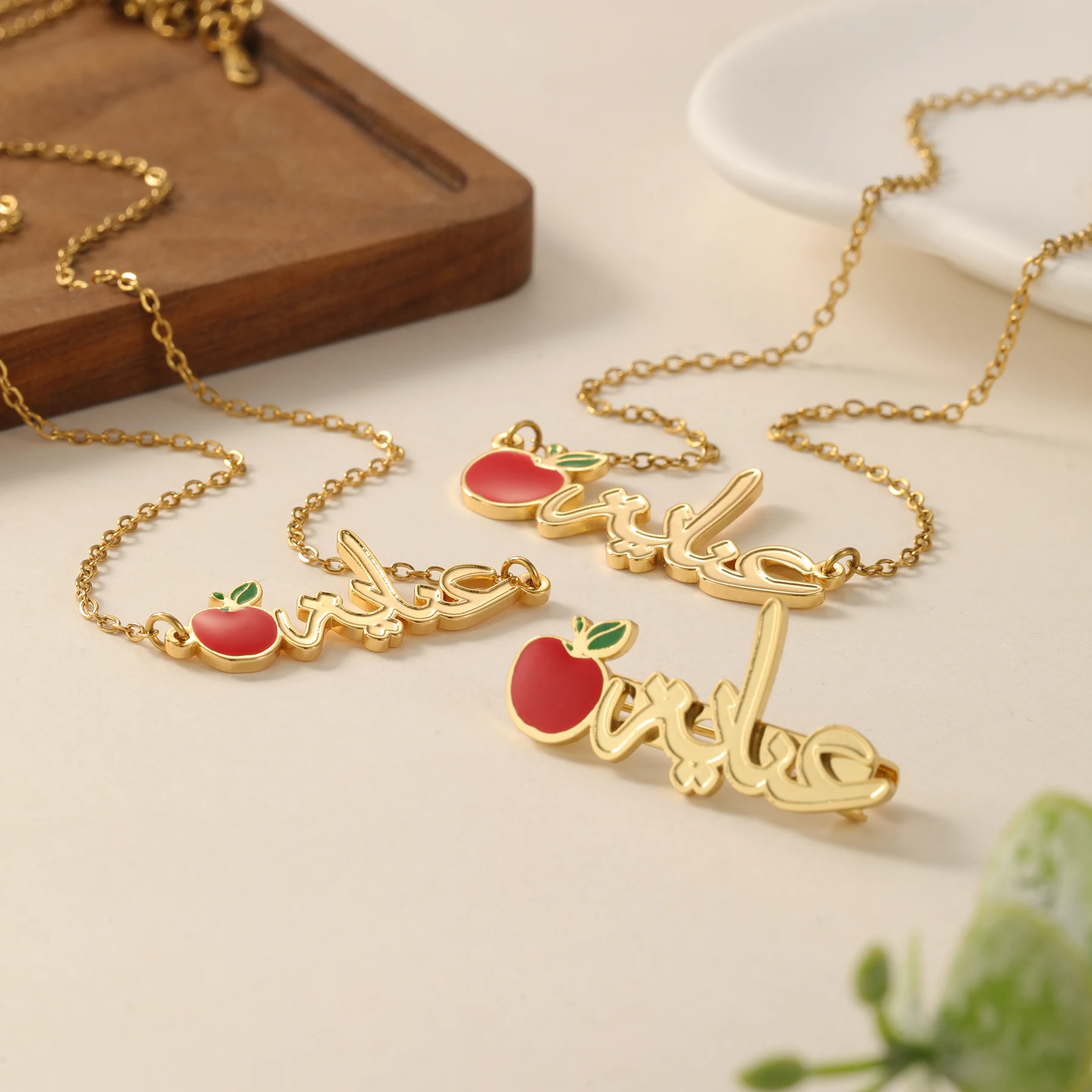 

Ожерелье с арабским именем на заказ и кулоном с фруктовой эмалью, милый персонализированный исламский ювелирный подарок для женщин и девочек, позолоченный 18 карат
