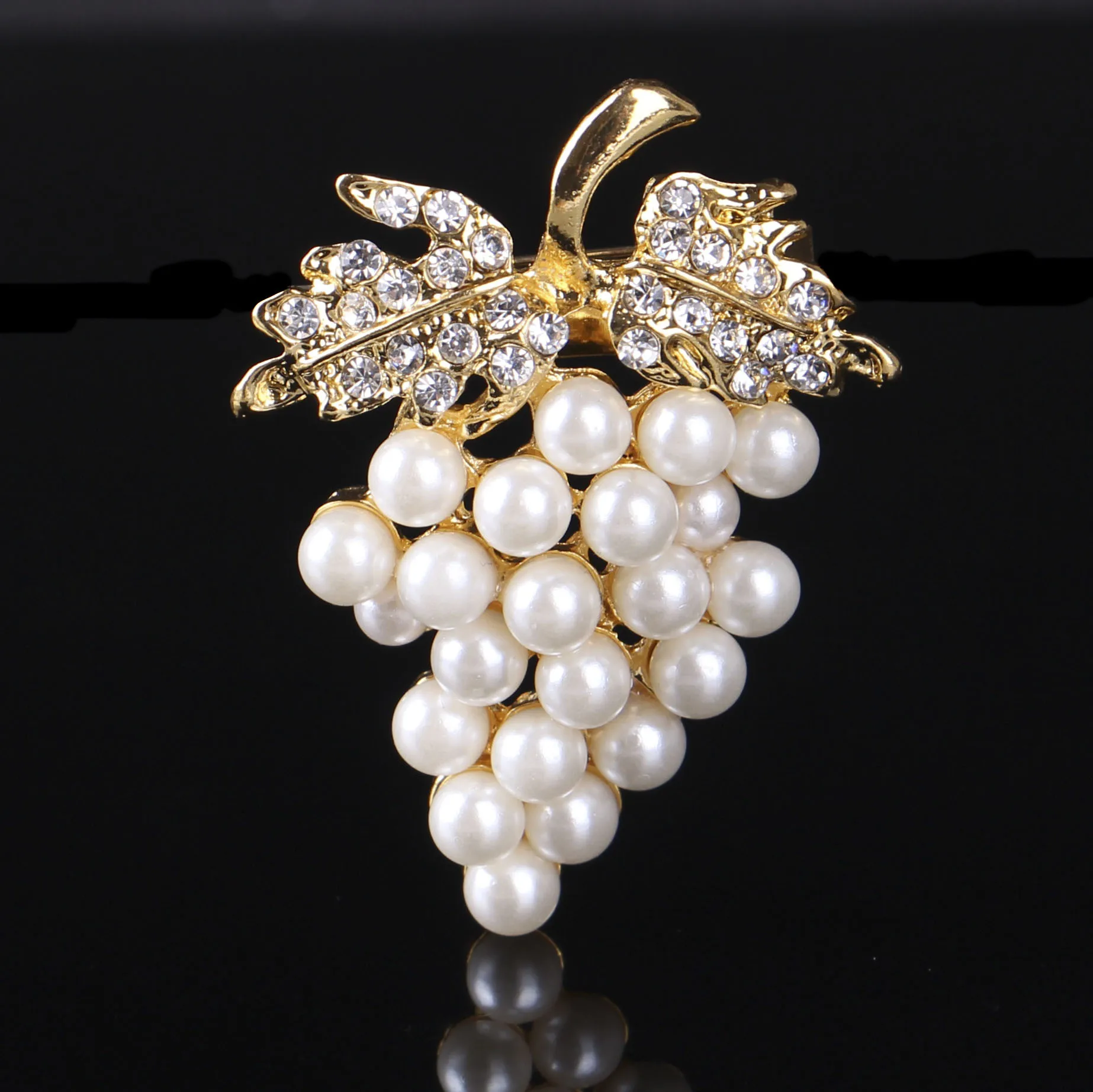 Cute Grape Bunch Brooch For Women Winery Fashion Jewelry Pearls Rhinestones Pins Brooch Friends Lovers Gift Brooch Accessories