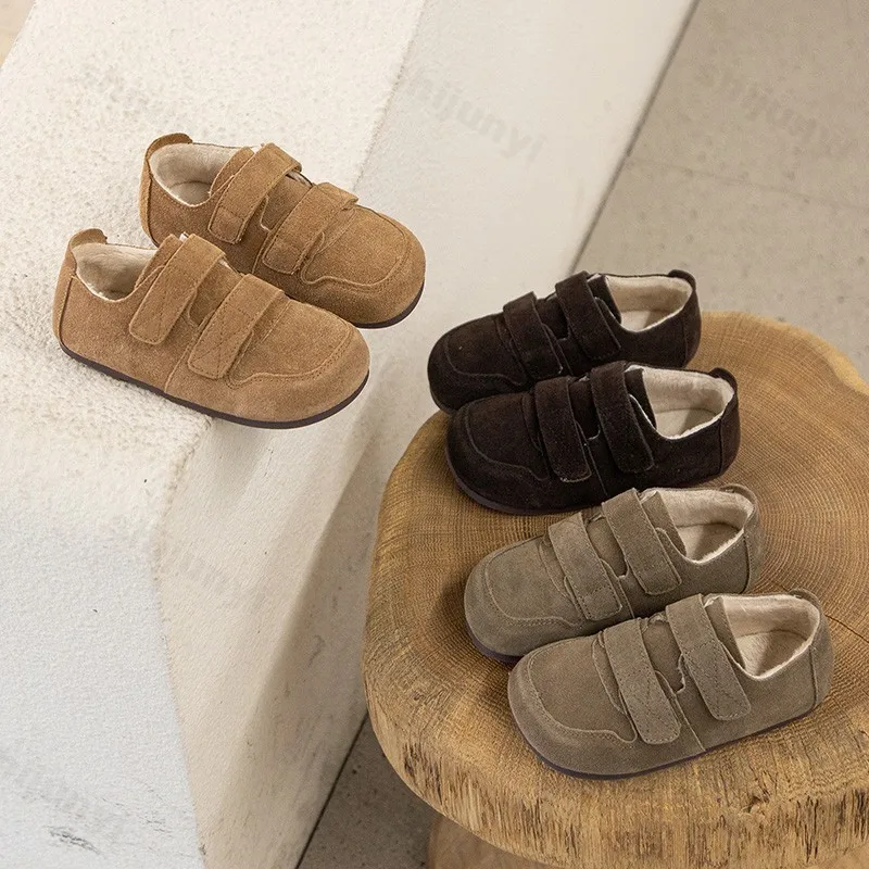 

Детская однотонная бархатная повседневная обувь с низким берцем в стиле ретро, зима 2025 года, универсальные удобные плюшевые нескользящие хлопковые туфли для мальчиков