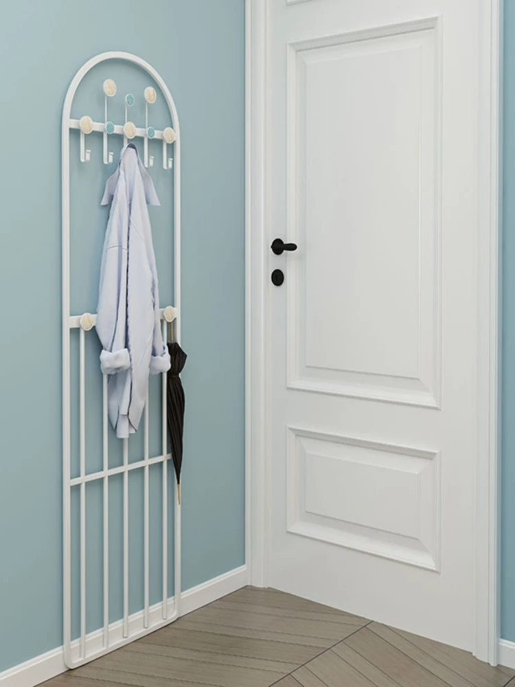 

За дверью, есть инструмент для хранения одежды и вешалка для шляп. Когда входит в дом, есть от пола до пола.