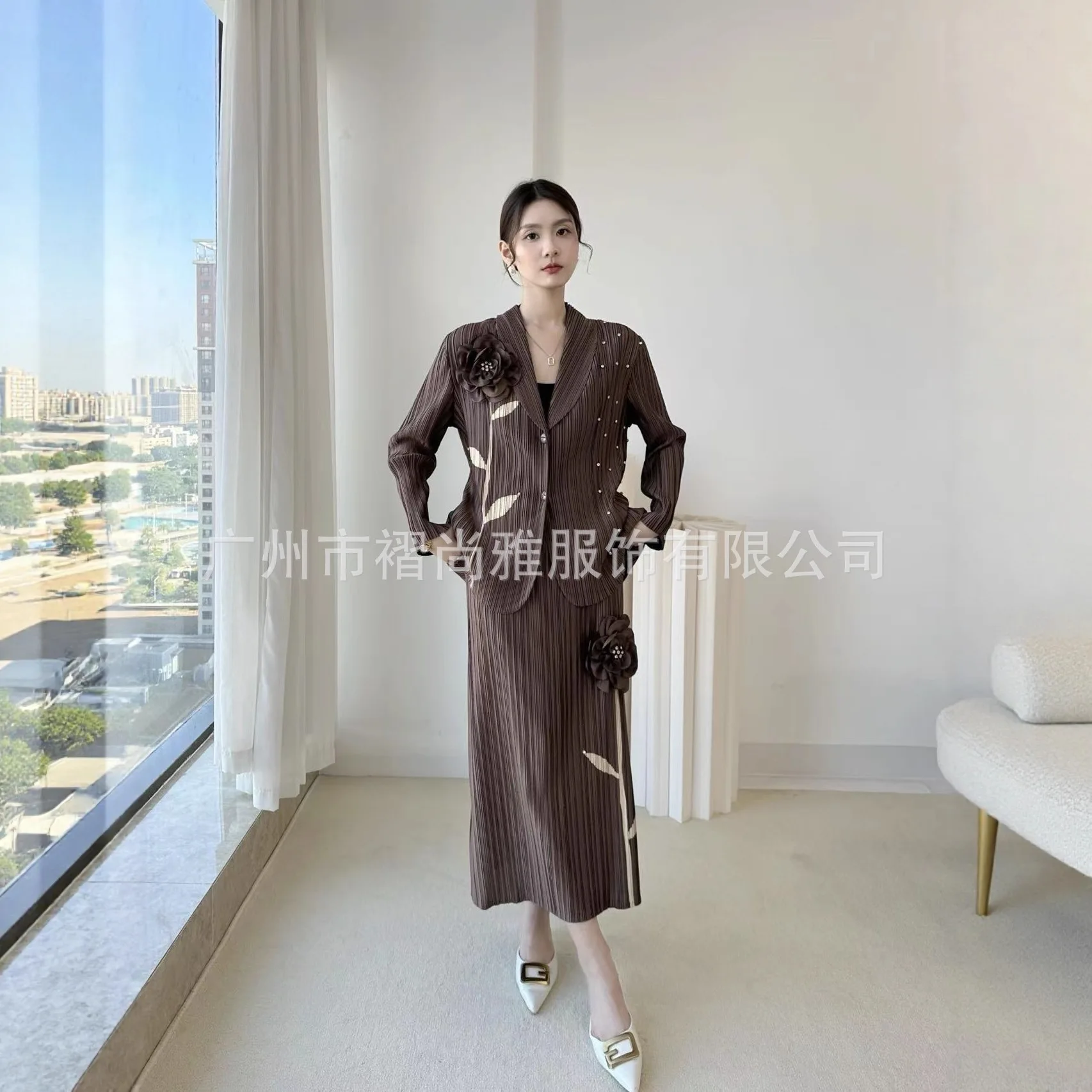 بدلة مياكي ذات ثنيات للسيدات لخريف وشتاء 2025 بدلة صغيرة جديدة بأكمام طويلة ومزاج الشيخوخة بدلة مكونة من قطعتين #4