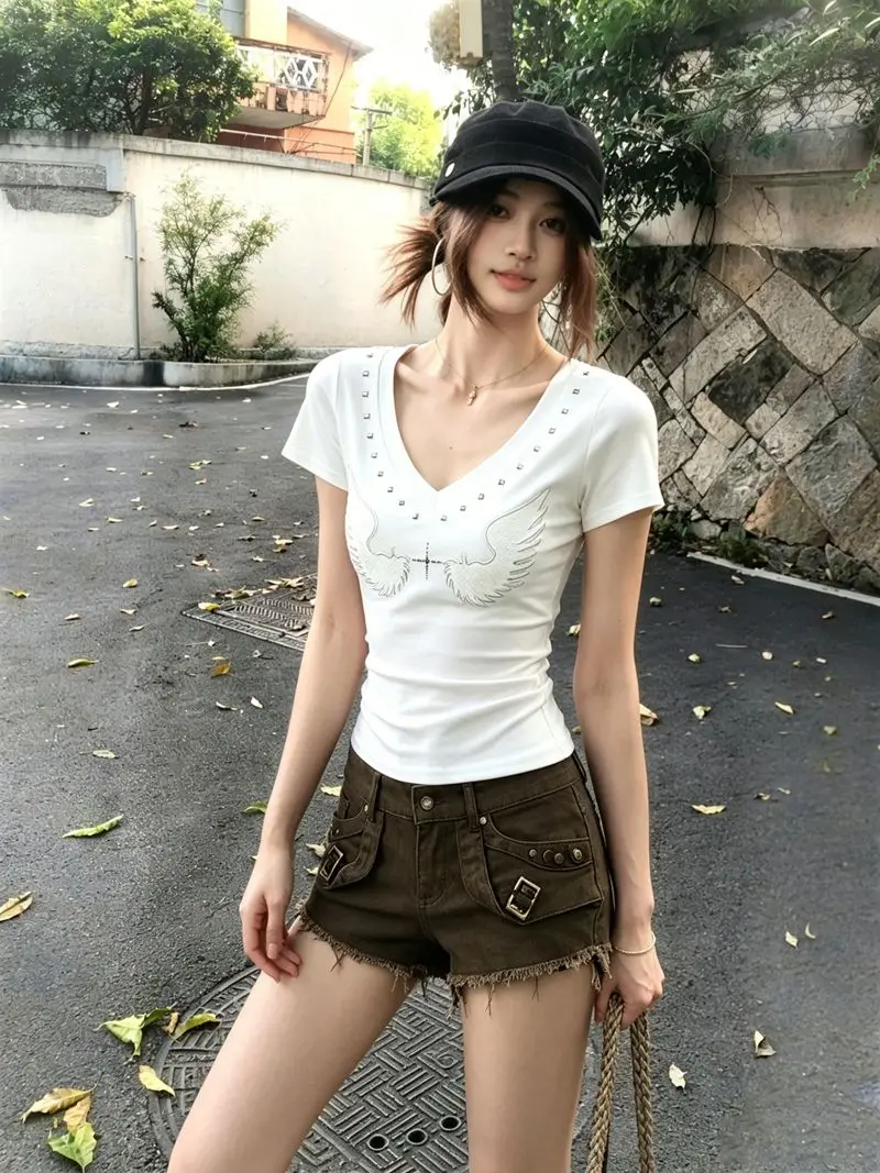 Millennial hot girl style hot diamond short-sleeved T-shirt women's summer design sense wing embroidery slim V-neck riveted top