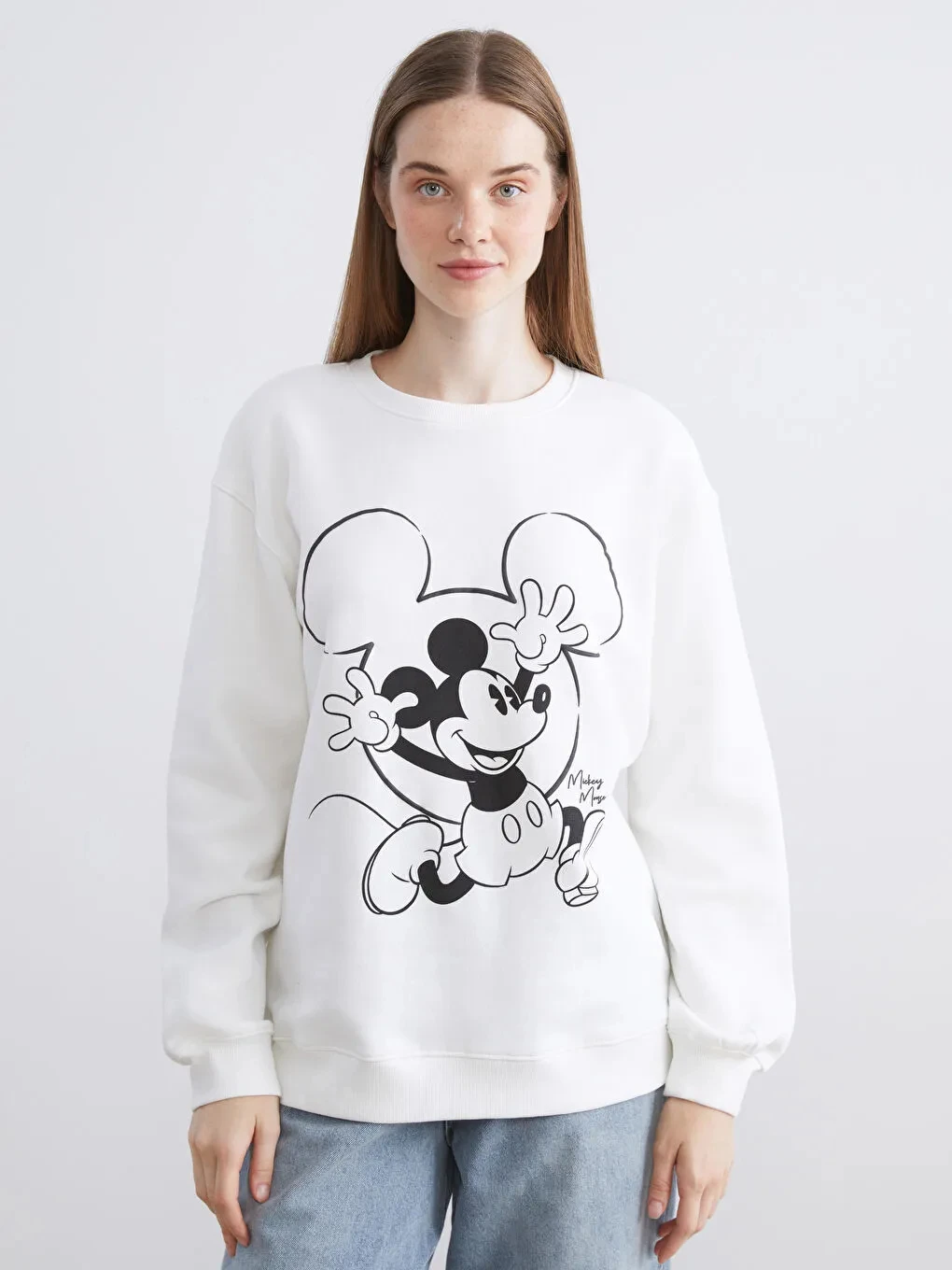 

Женская хлопковая флисовая футболка с круглым вырезом и принтом Микки Мауса (Дисней), белая, с большими круглыми ушами, рукавами, изображающими открытые руки в веселой позе, свободный крой