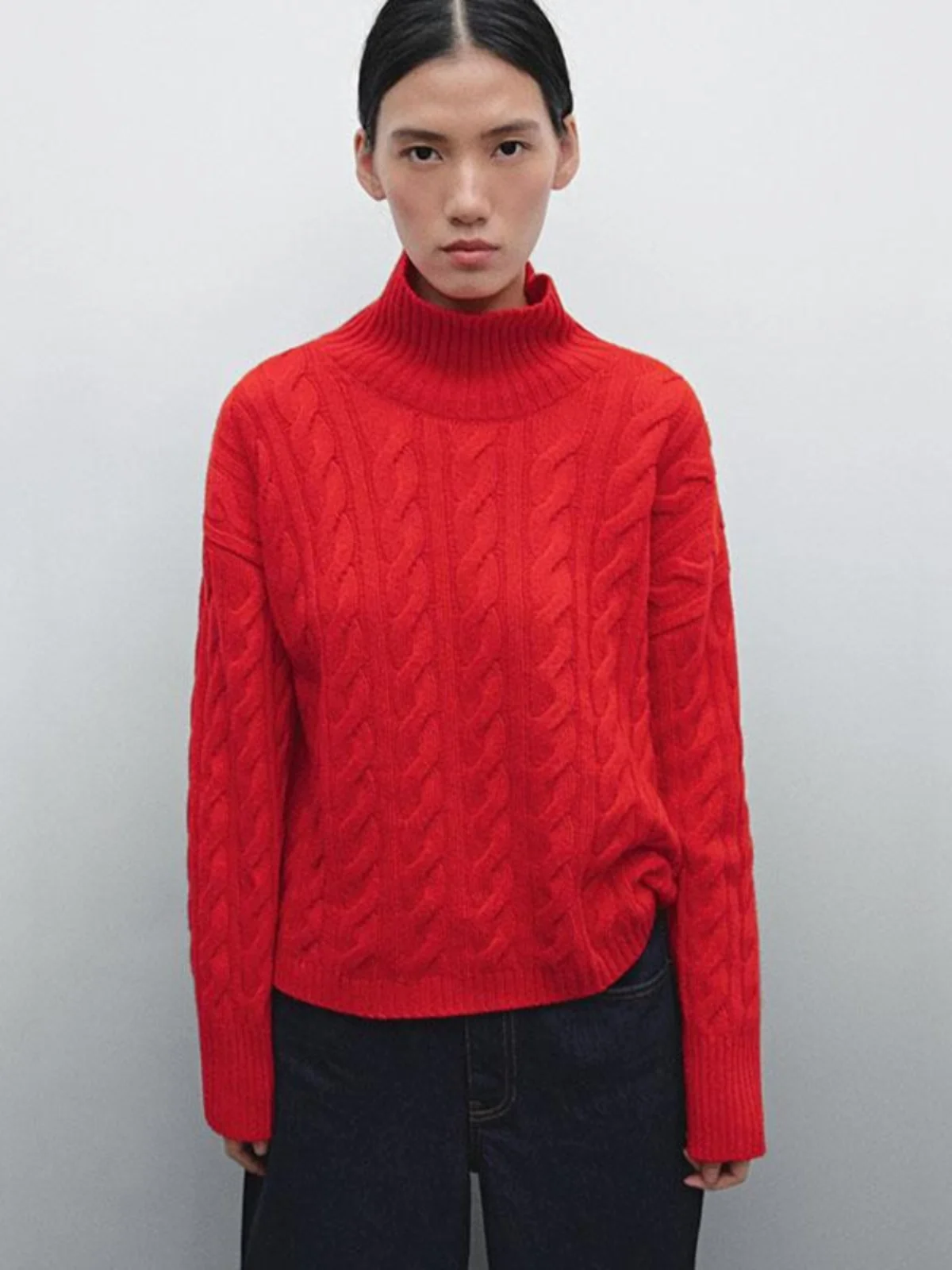 

Новинка! Женский вязаный свитер с высоким воротом и длинными рукавами из серии «Новый год»: красный, с узором «косичка», осенняя коллекция, комфортная посадка.