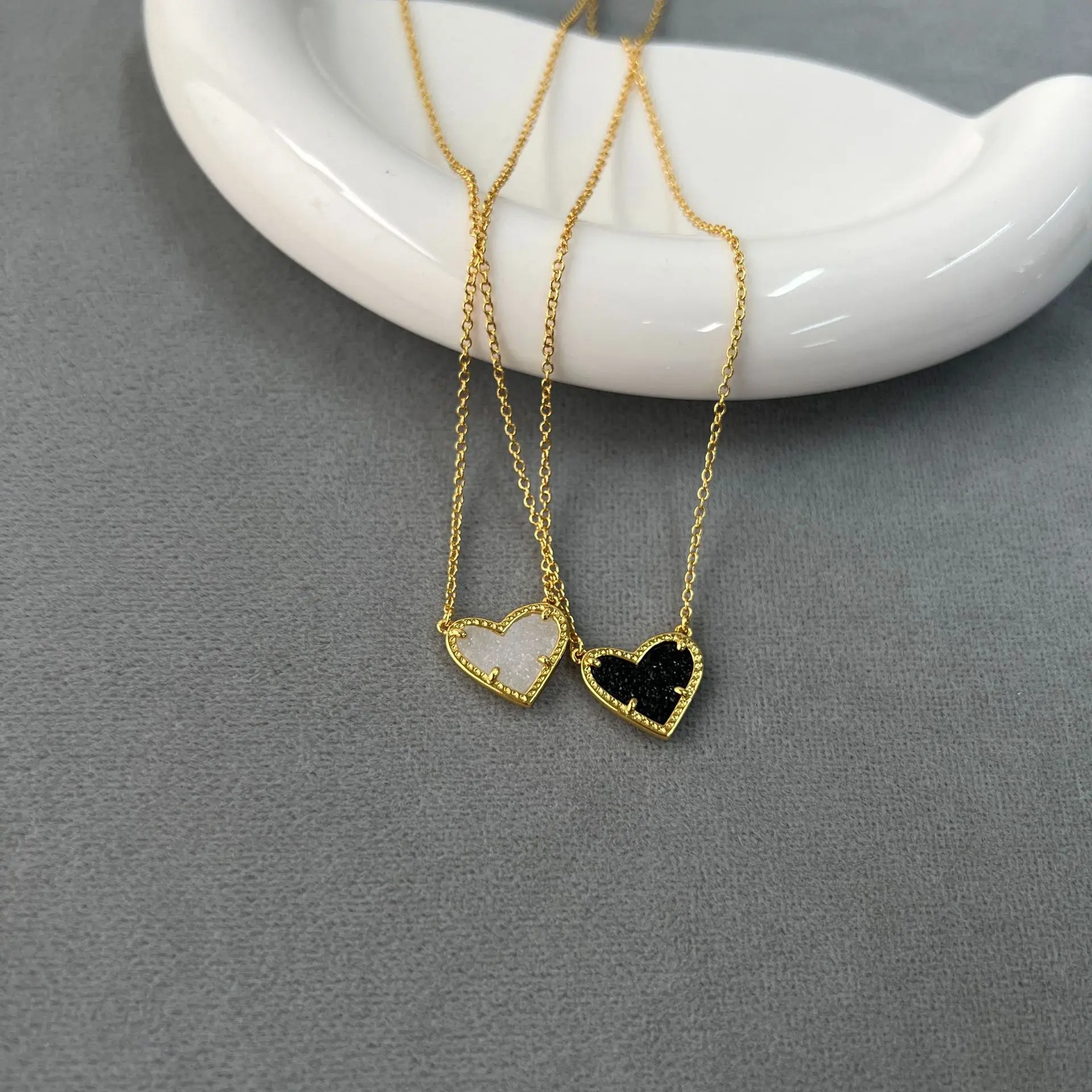 KS اتجاهات الموضة الأوروبية والأمريكية الحلو والطازجة الطبيعية روز كوارتز مسحوق كريستال القلب قلادة بسيطة وسخية