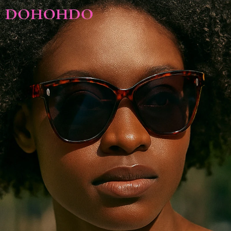 

New Fashion Rivets Square Women Sunglasses Vintage Brand Designer Men Sunglass Travel Driving Female Glasses UV400 Lentes De Sol