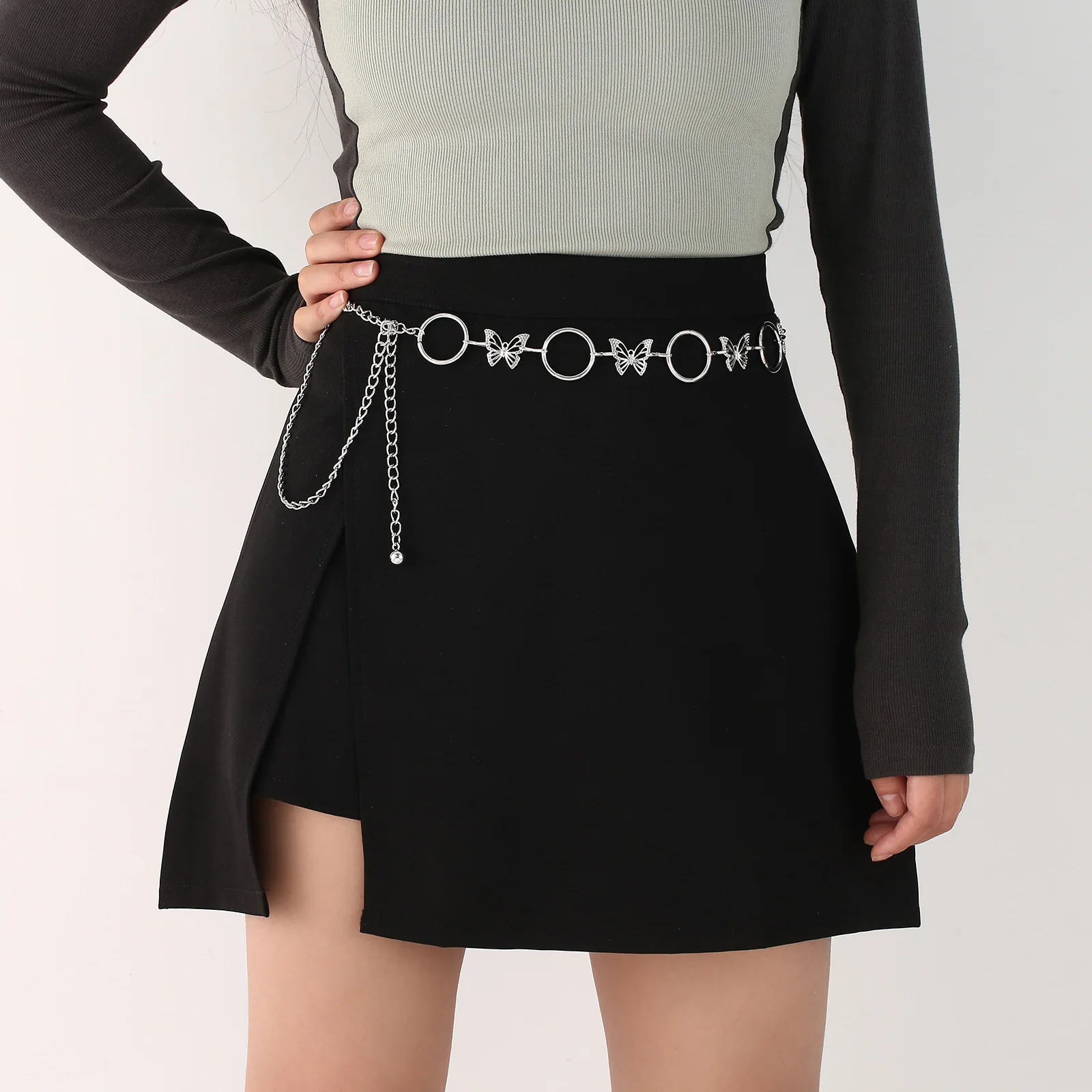 

A fashionable, personalized, and trendy accessory with a denim waist chain and punk style skirt and pants. Versatile accessory