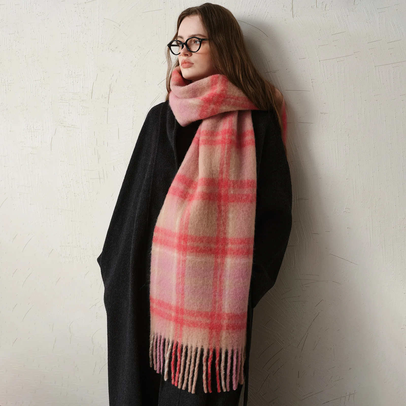 

2025 новый стильный атмосферный розовый клетчатый шерстяной вязаный женский шарф с бахромой, утолщенный и теплый, можно носить как внешняя шаль.