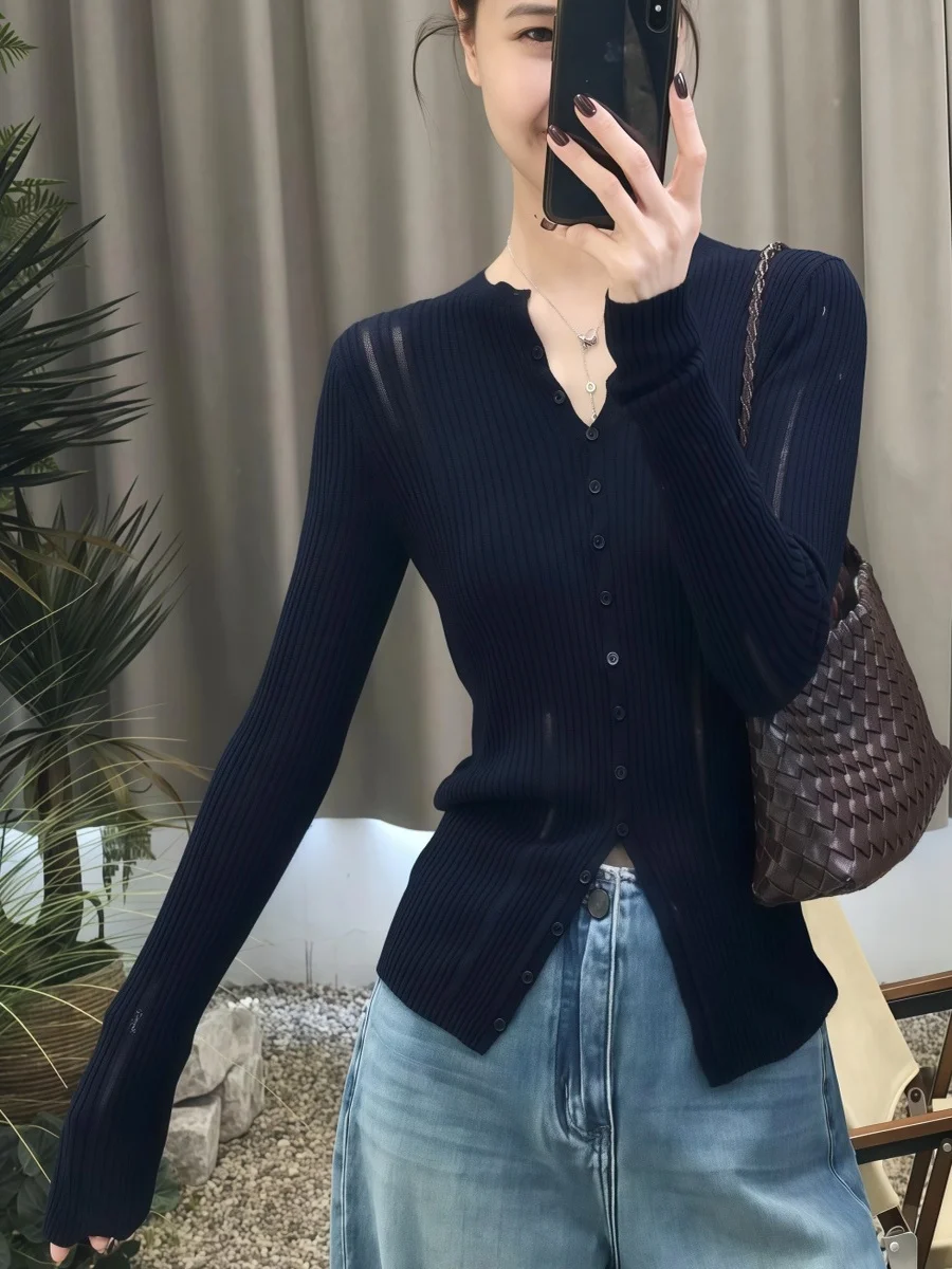 เสื้อถักทรงเข้ารูป แขนยาว คอวี สำหรับผู้หญิง ต้นฤดูใบไม้ร่วง 2025 รุ่นใหม่ เสื้อซับใน เสื้อชั้นใน สไตล์ฝรั่งเศส ผ้าโพลีเอสเตอร์...