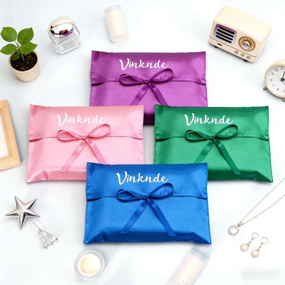 

100 шт./лот, шелковый атласный конверт с логотипом, упаковочная сумка с лентой-бабочкой, ювелирная одежда, парфюмерная упаковка, пылесборник