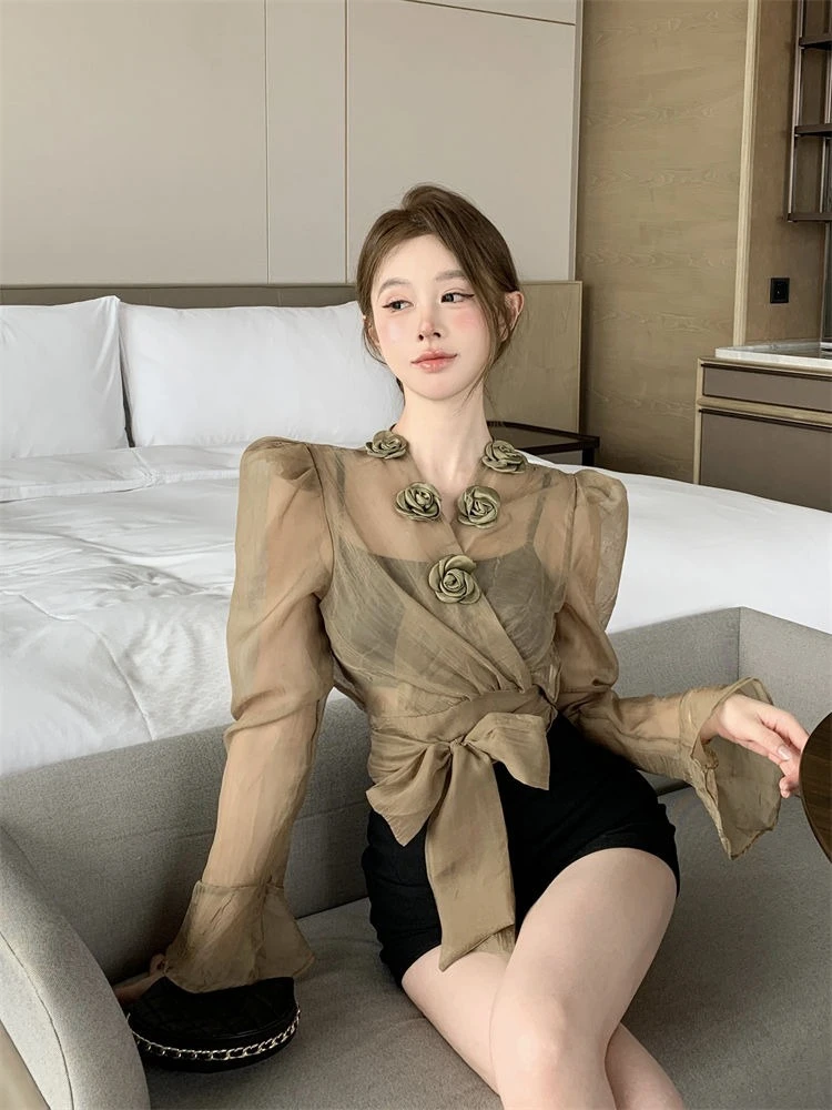 เสื้อเชิ้ตและเสื้อเบลาส์ผู้หญิงลายดอกไม้ โปร่งใส สไตล์ Y2k แฟชั่นสตรีทแวร์ สวยหวาน เท่ห์ๆ ทันสมัย ปี 2025 เสื้อซีทรูสำหรับผู้หญิง