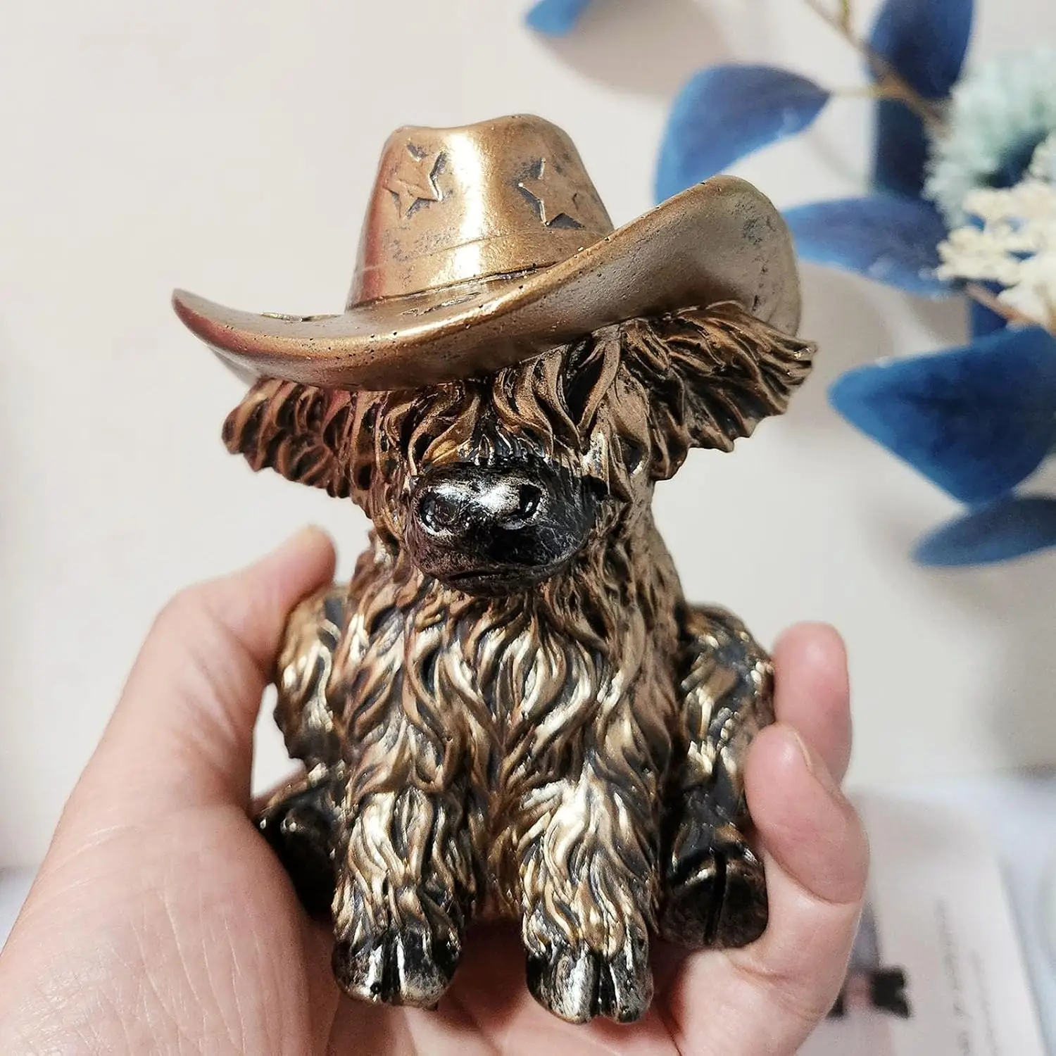 

Cow Statue with Cowboy Hat,Bronze Highland Cow Figurines Decor,Mini Resin Hyland Decorations for Office,Shelf,Bedroom,Garden
