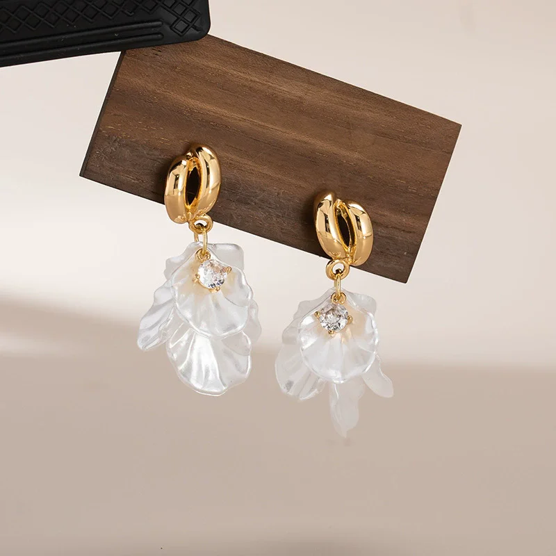 White Acrylic Petal Tassel Dangle Earrings for Women Geometry Metal Golden Drop Earrings Trendy Flower Party Rhinestones Jewelry