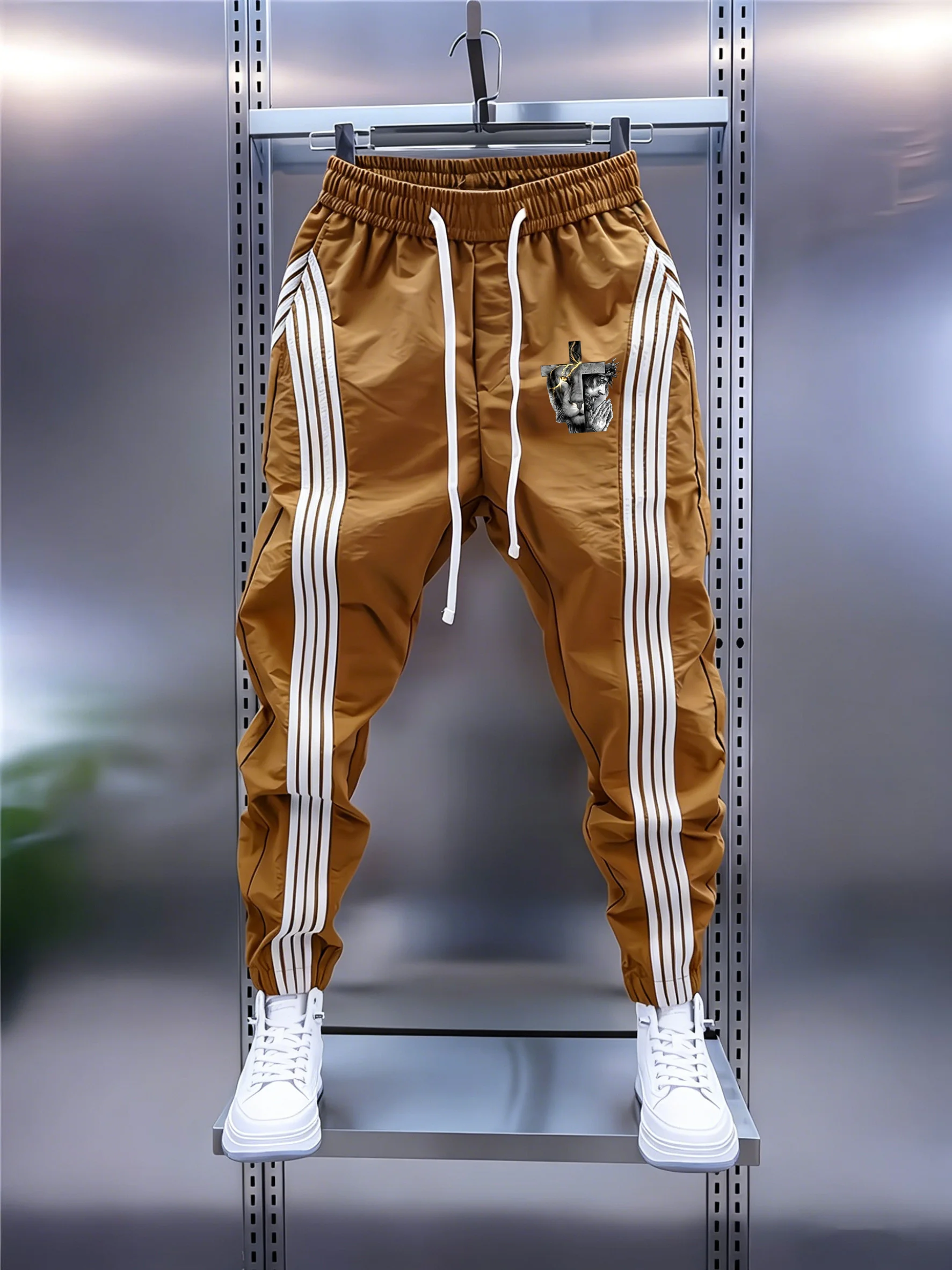 

Men's Outdoor Cargo Pants: Featuring zippered pockets and a drawstring waist—the ideal choice for work and commuting