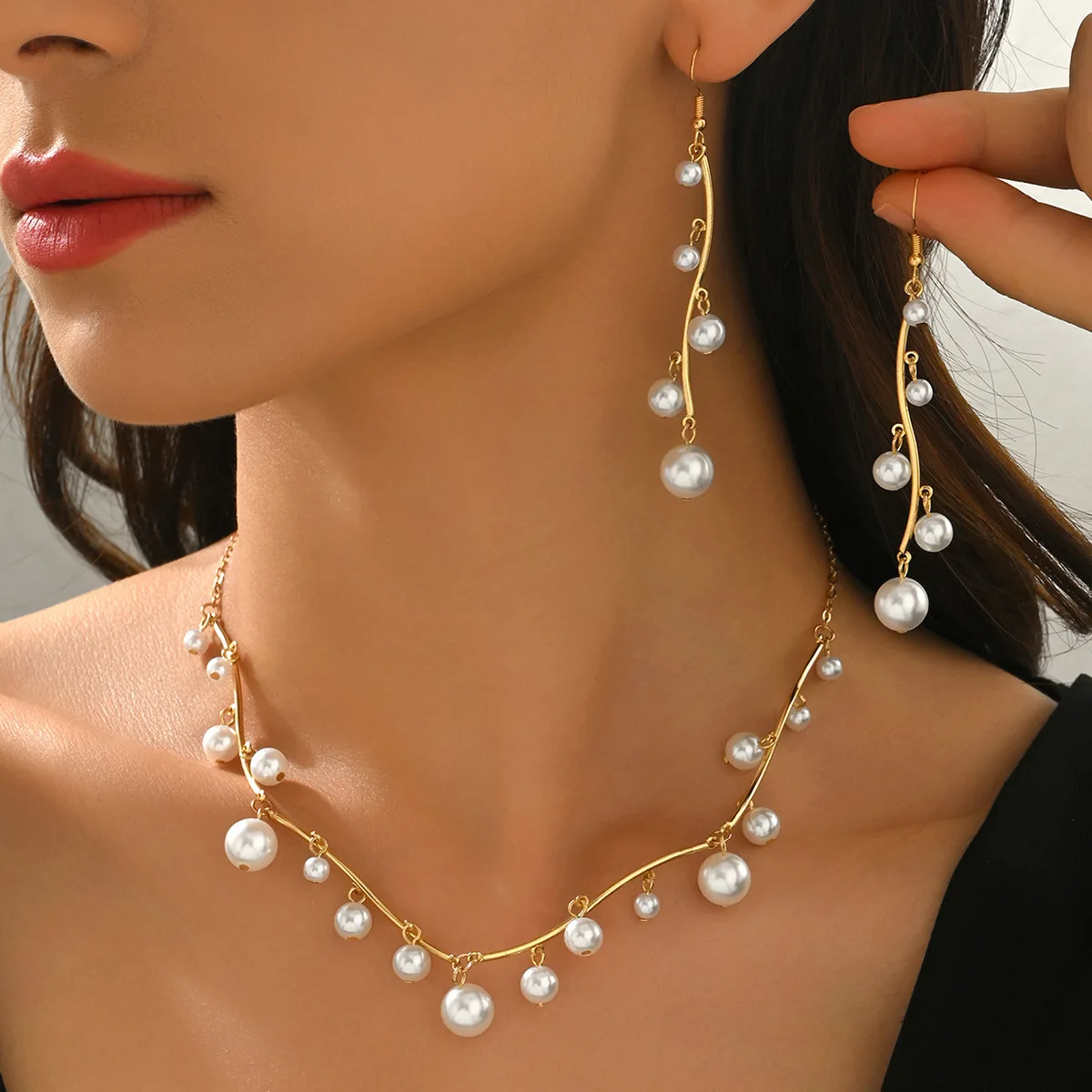 

Stylish and elegant metal splicing imitation pearl fringed earrings necklace set versatile small pearl pendant collar