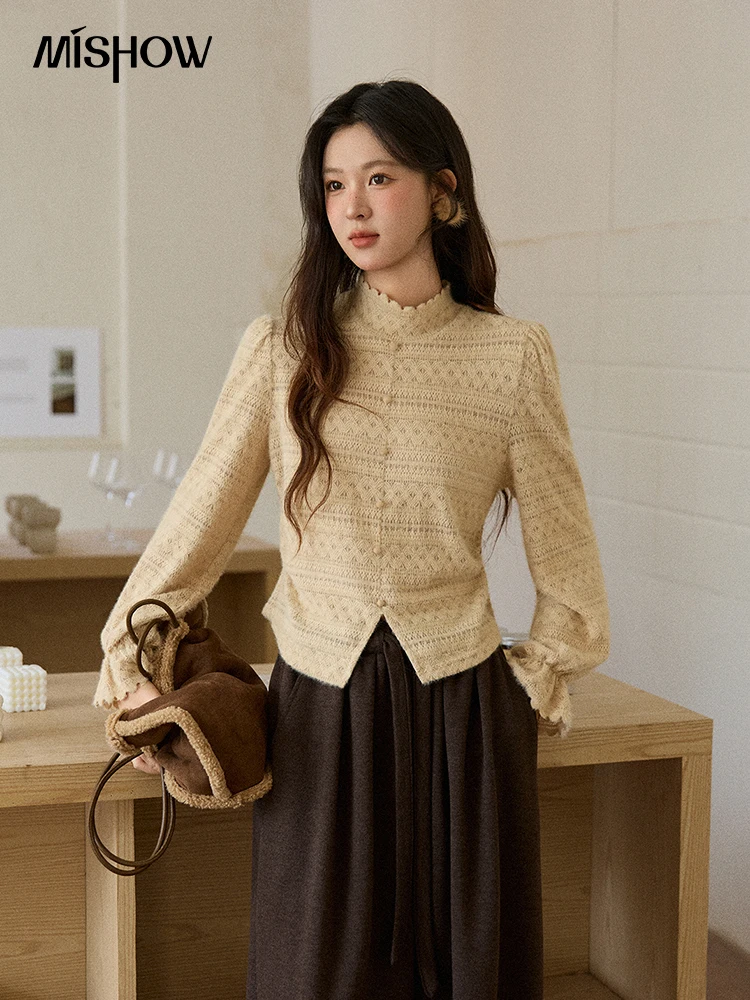 بلوزة نسائية من الدانتيل من MISHOW موضة شتاء 2025 باللون الأصفر برقبة عالية بقصة ضيقة مع شقوق وطبقة أساسية علوية للتنقل MXE48X2501