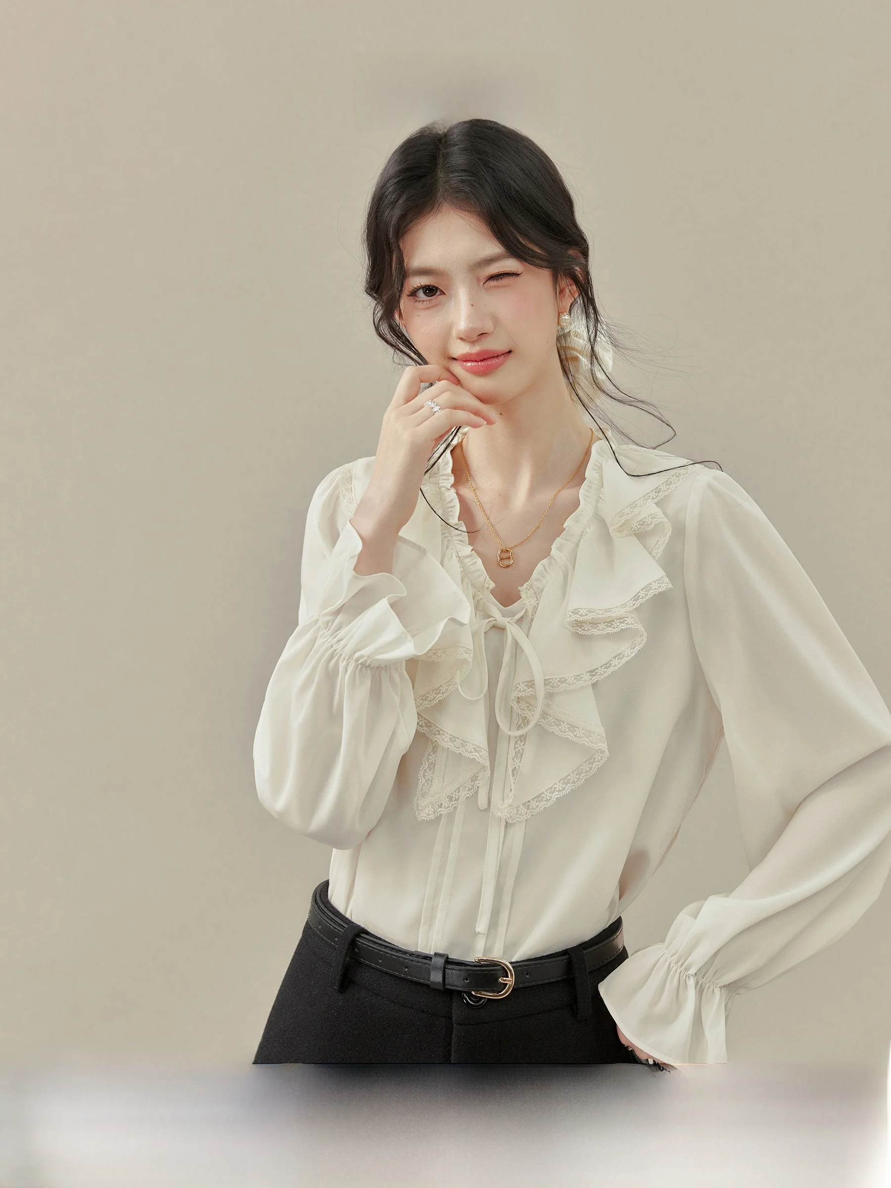 

Женская блузка с V-образным вырезом, рукавами-колокол и кружевной отделкой от Wang Xue, осенняя коллекция, топ с оборками на рукавах