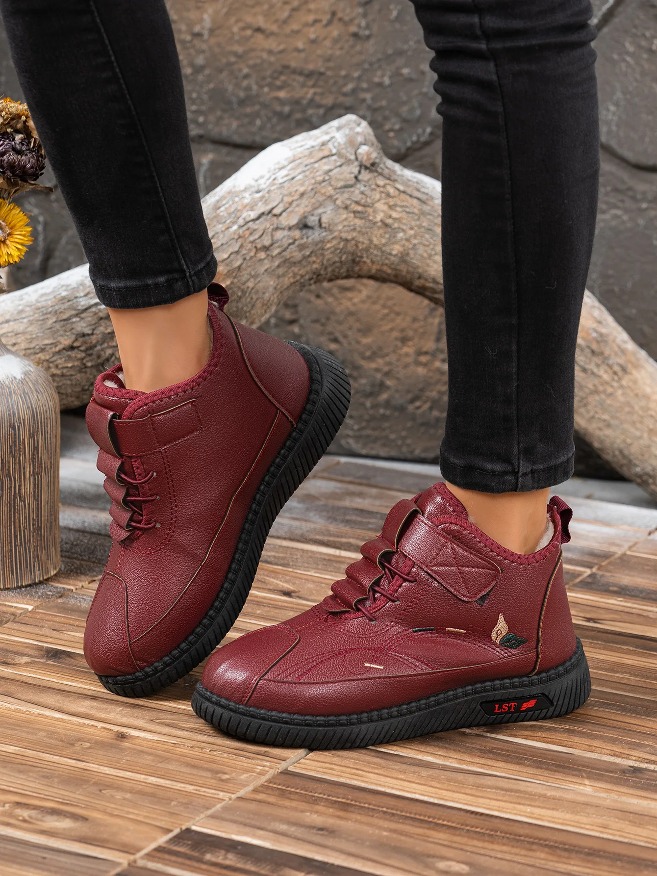 2026 Winter Damen Fleece-Gefütterte Leder-Stiefeletten Klettverschluss Stickerei Rutschfeste Weiche Gummisohle Warme Freizeitstiefel – Detail 6