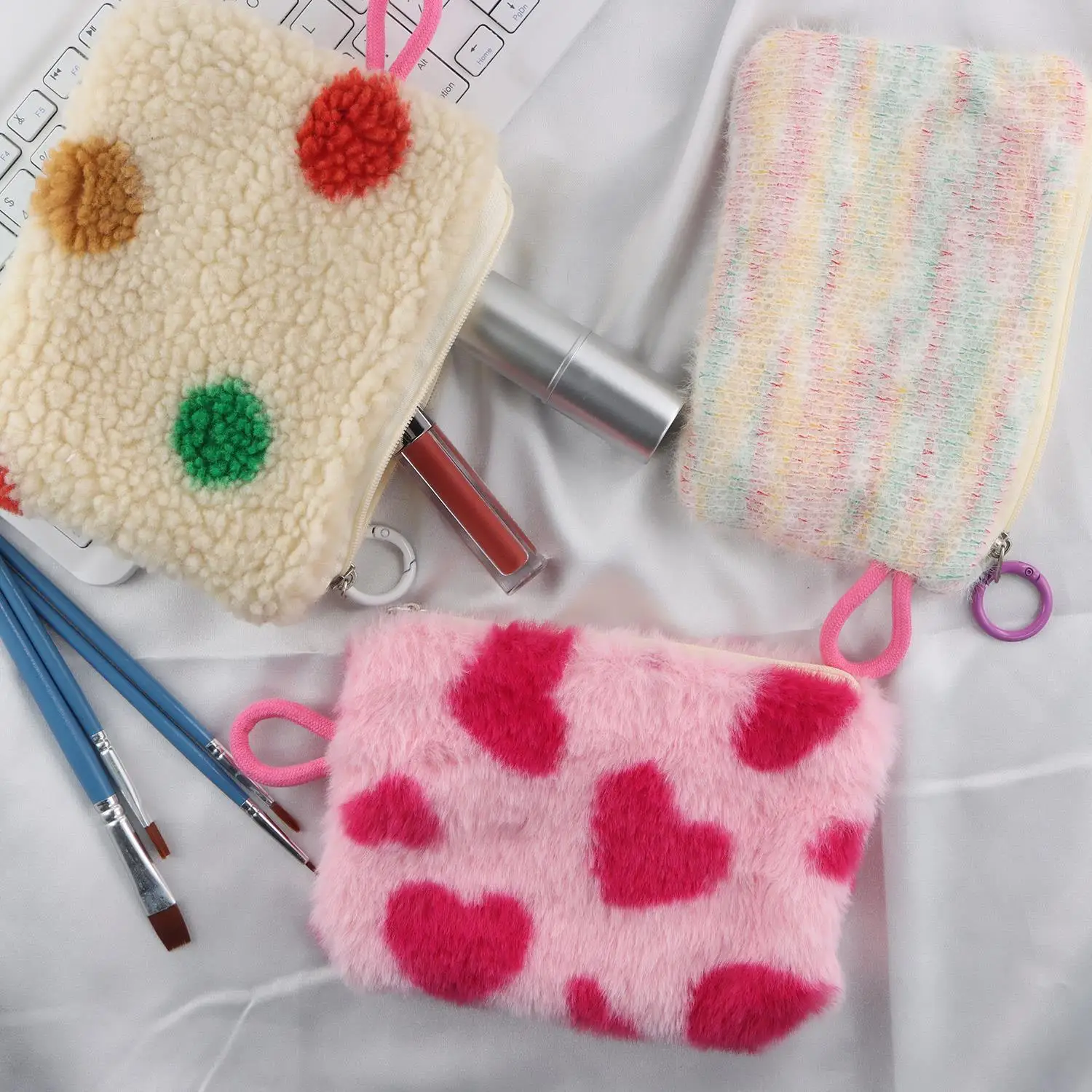 女性用フェイクファーメイク収納ポーチ,大容量トラベルトイレタリーバッグ,カラフルなドット,ぬいぐるみクラッチ,化粧品財布