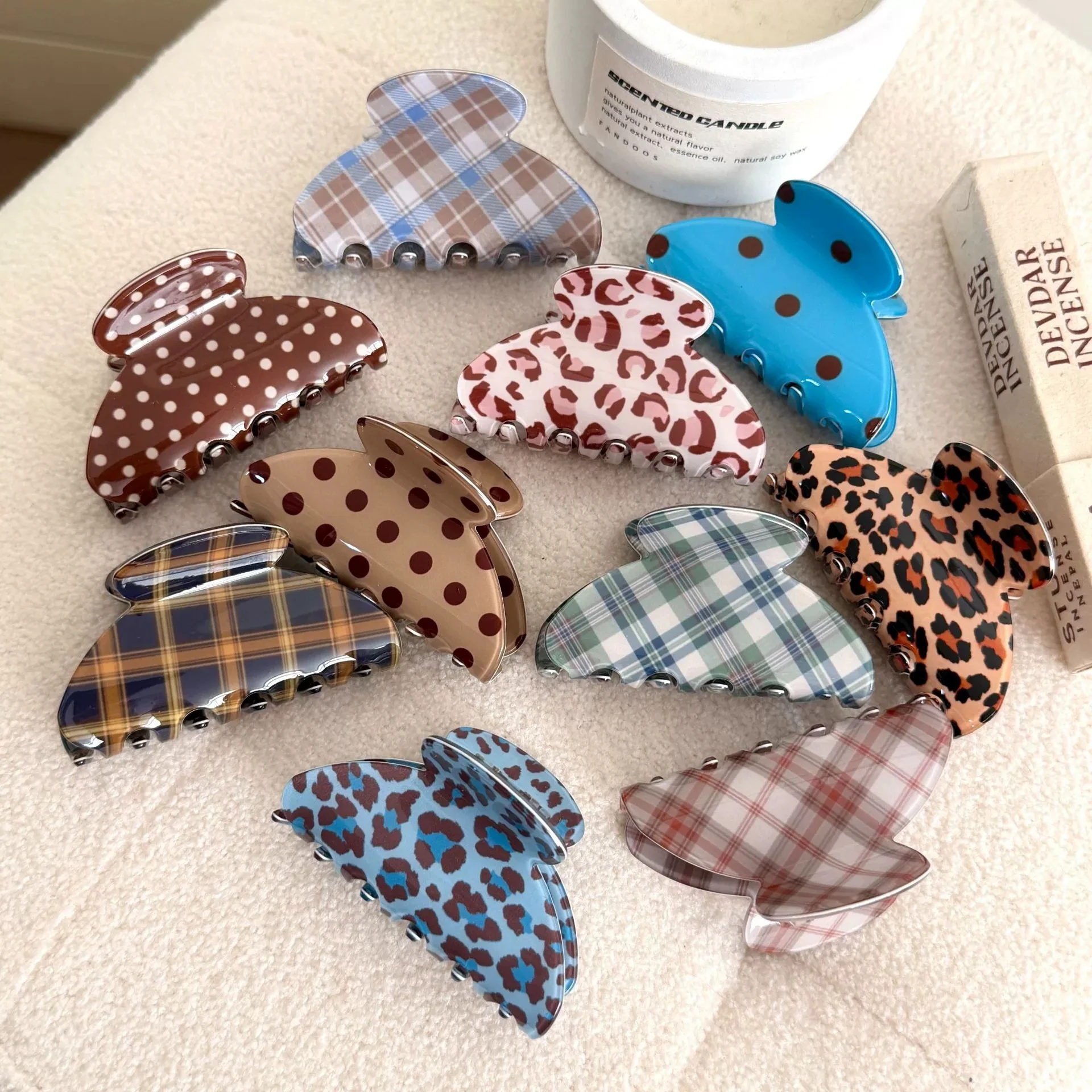 Korean Style New Design Retro 6.8cm Checked Oval Grab Hair Claw Fashionable Acrylic High End Updo Shark Clip Hair Accessories