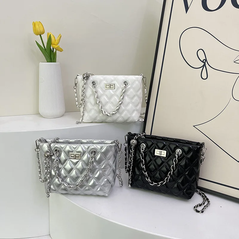

2025 New Retro Trend Women's Bag Diamond Chain Large Capacity Fashion Versatile Soft Surface Single Shoulder Messenger Tote