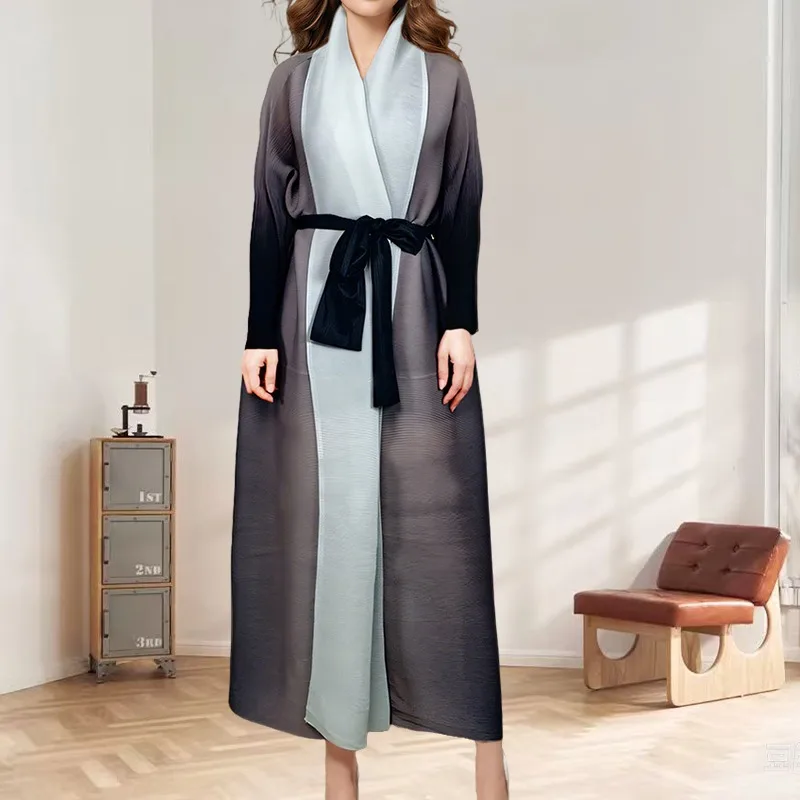 

Abaya Miyake Pleated Long Robe Loose Large Size Long Robe Cloak Female 2025 Spring New Fashion Gradient Bat Shirt Windbreaker