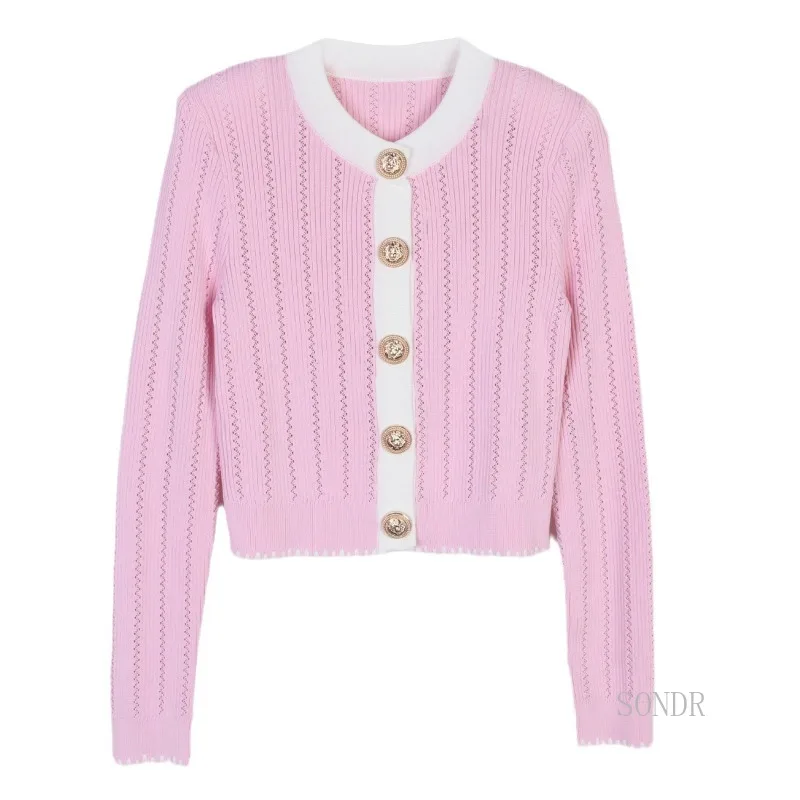 Ausgehöhlter, kurzer Cardigan mit Kontrastbesatz, Rundhalsausschnitt, goldenen Knöpfen, rosa Cardigan, einreihiger Strick, Weiß, 2024