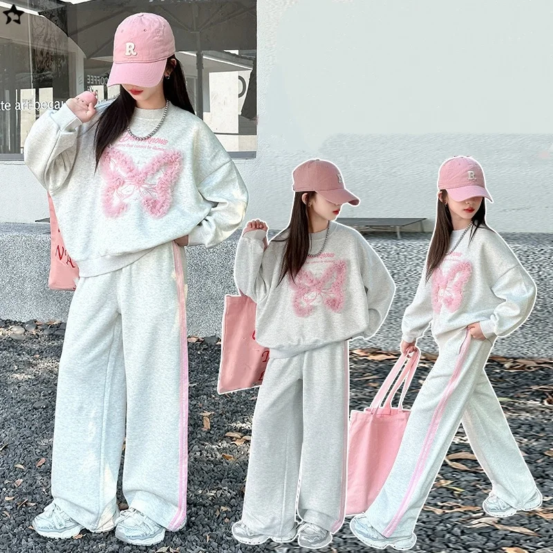 

Спортивный комплект для девочек, осень 2025 г., новый стиль, топ с круглым вырезом и бабочкой для больших девочек + спортивные штаны, комплект из 2 предметов, повседневная одежда с буквами для детей