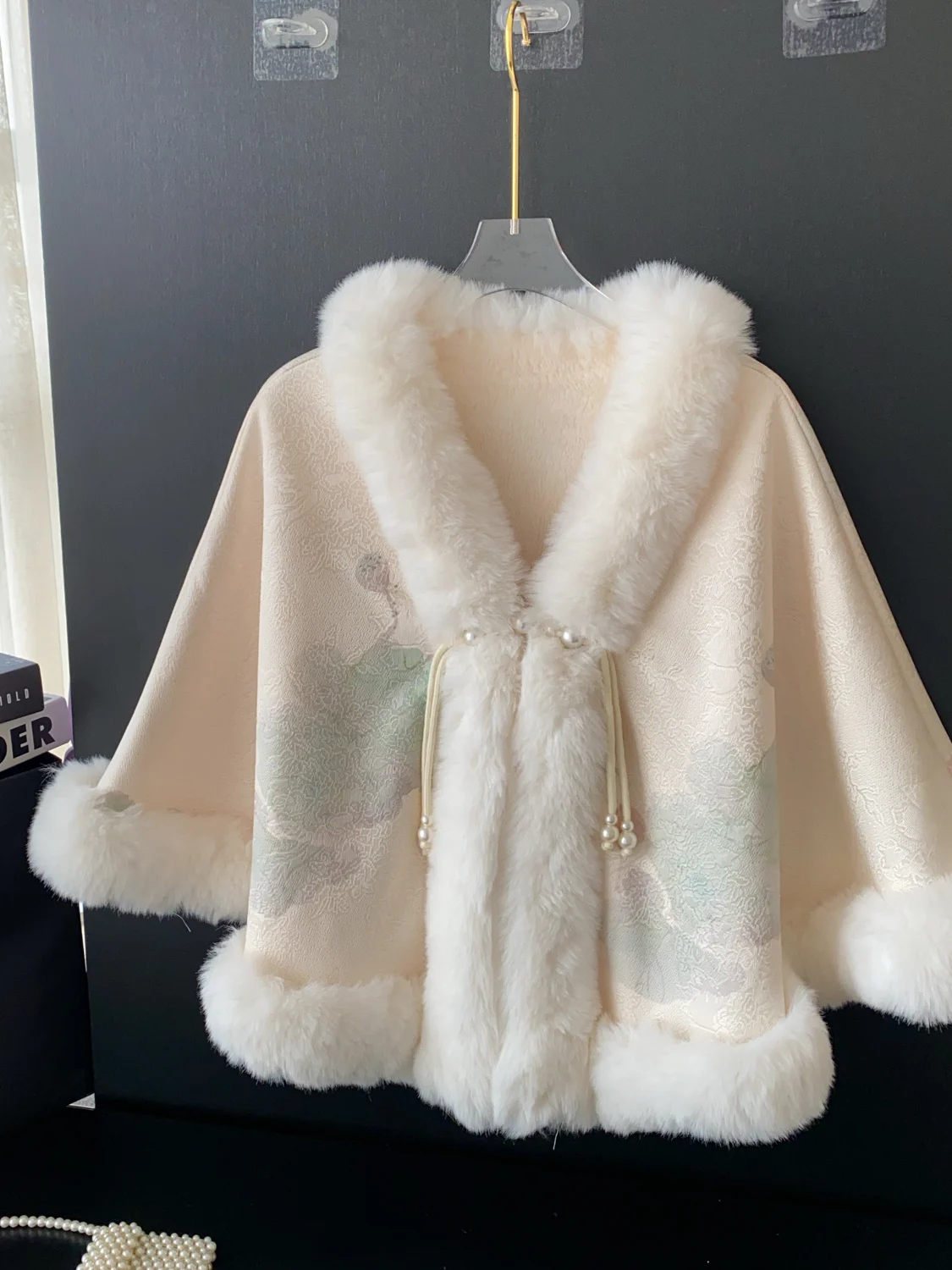 New Chinese Style Furry Cloak Coat Women Loose Fashionable Wrap Outerwear Fur Collar Jacket 2026 New Arrival Short Outerwear