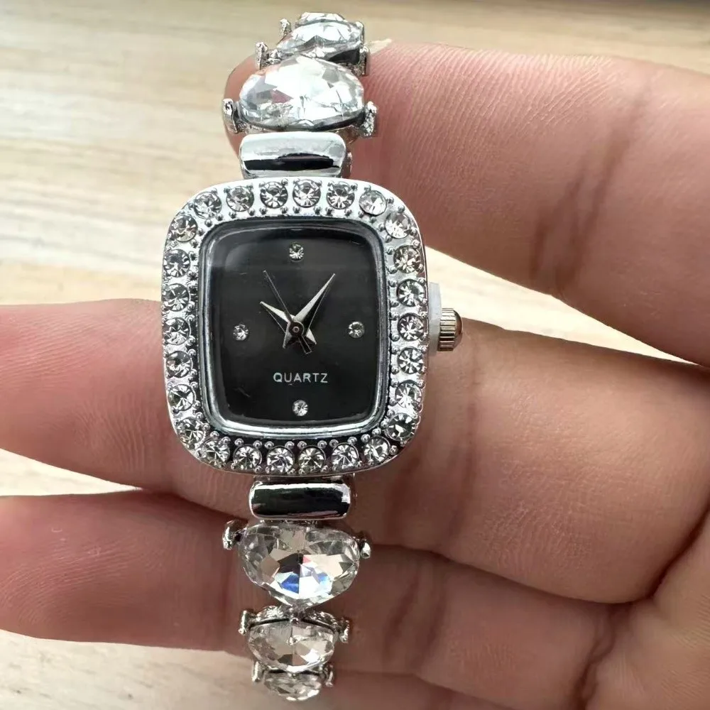 Adjustable Bracelet Watches Heart-shaped Elegant Rhinestone Bracelet Watch Small Square Dial Analog Ladies Business Watches