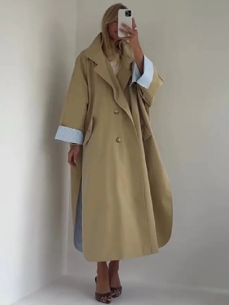 Minimalistischer Khaki Oversized Trenchcoat für Damen mit Revers, Doppelknopfverschluss, gestreiften Manschetten, Futter und Seitenschlitz – Oberbekleidung für den Alltag im Herbst. – Detail 5