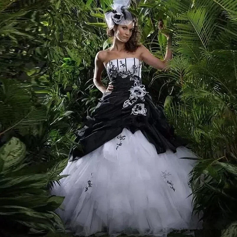 Czarno-białe gotyckie suknie ślubne Ruched Tiered Strapless Long Vintage Bridal Gowns Plus Size A Line Bride Wear Customized