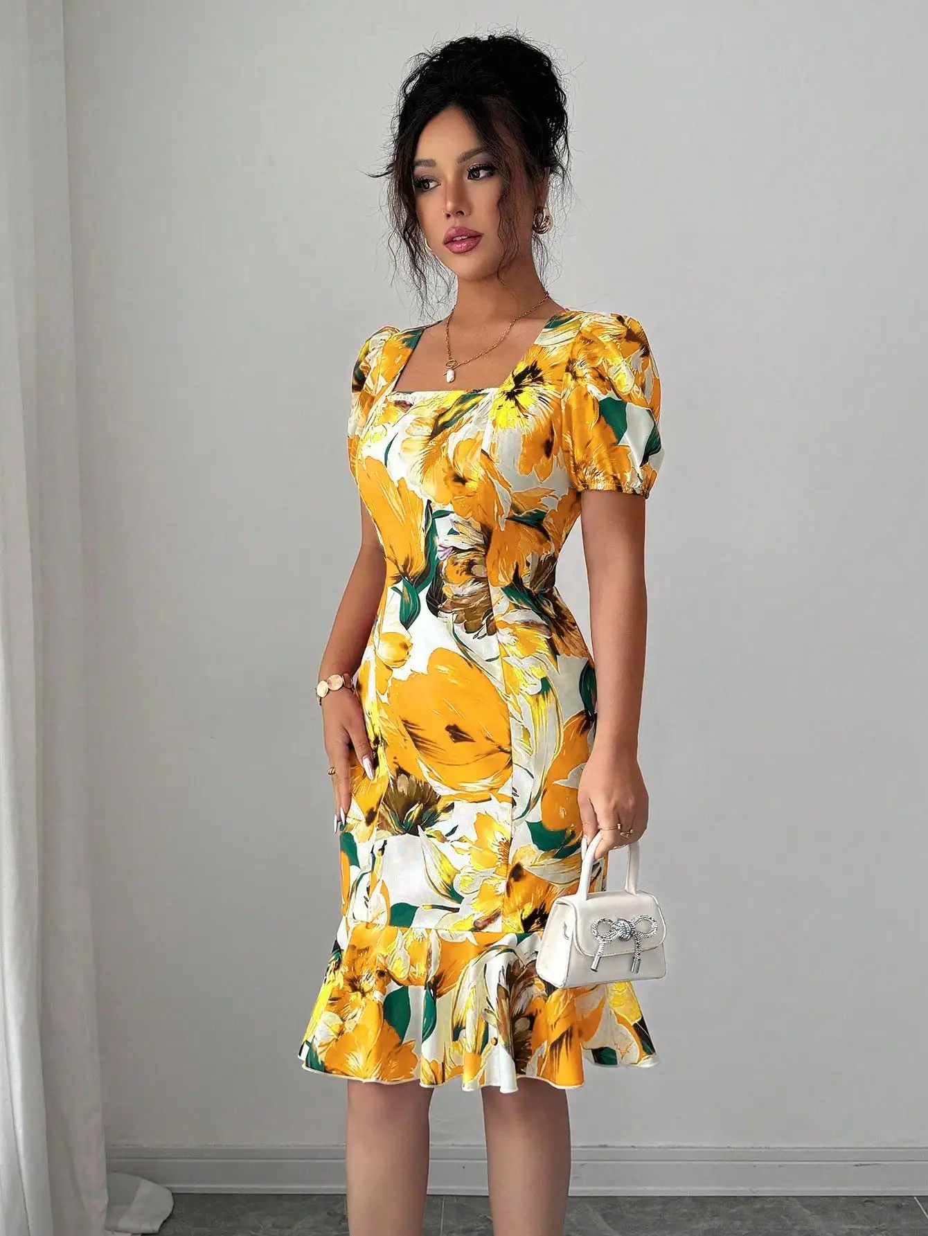 

Женское летнее платье с цветочным принтом, рюшами по низу и пышными рукавами