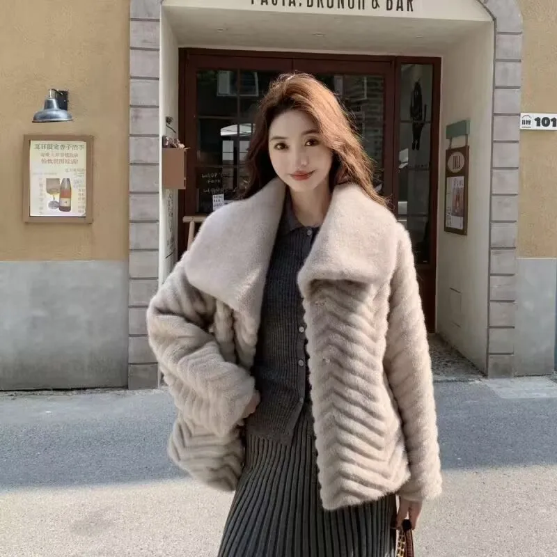 Beliebter High-End-Kurzmantel im Hepburn-Stil für Damen im Winter 2026, neuer Nerzmantel, Damen-Pelzjacken, Fuchspelz-Auto-Streifen-Nerzjacke