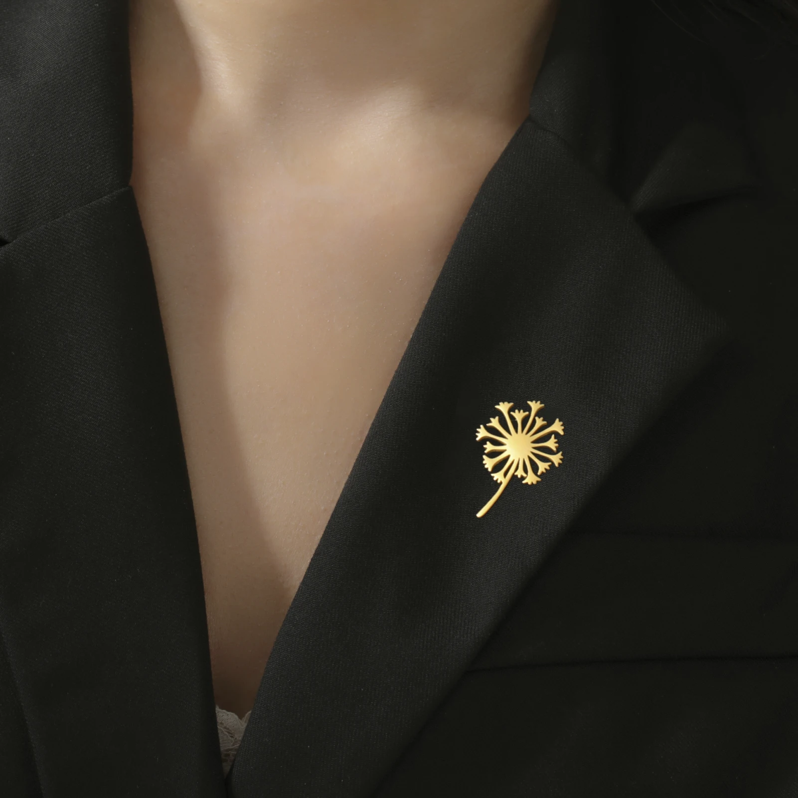 Skyrim Mode Löwenzahn Brosche für Frauen Edelstahl Gold Farbe Anzug Abzeichen Pin Blume Zubehör Großhandel – Detail 3
