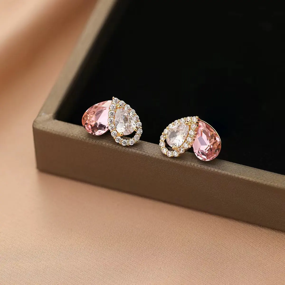 

S925 Silver Needle Fashion Crystal Full Diamond Love Heart Stud Earrings Women Compact Luxury Temperament Sweet Ear Jewelry