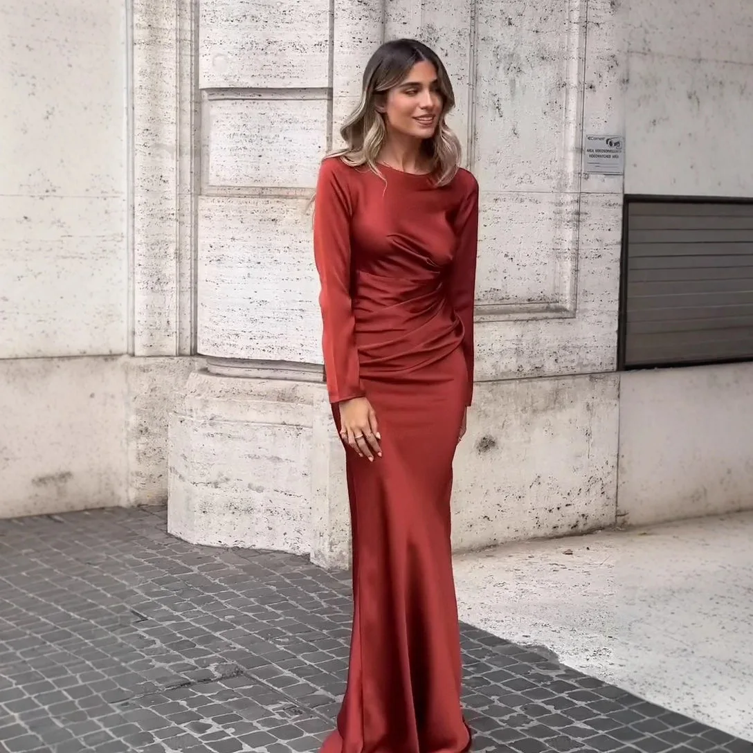 Sukienka damska elegancka, satynowa, z długim rękawem, okrągły dekolt, podkreślająca talię, dopasowany krój, kolor czekoladowy, nowość jesień 2025.