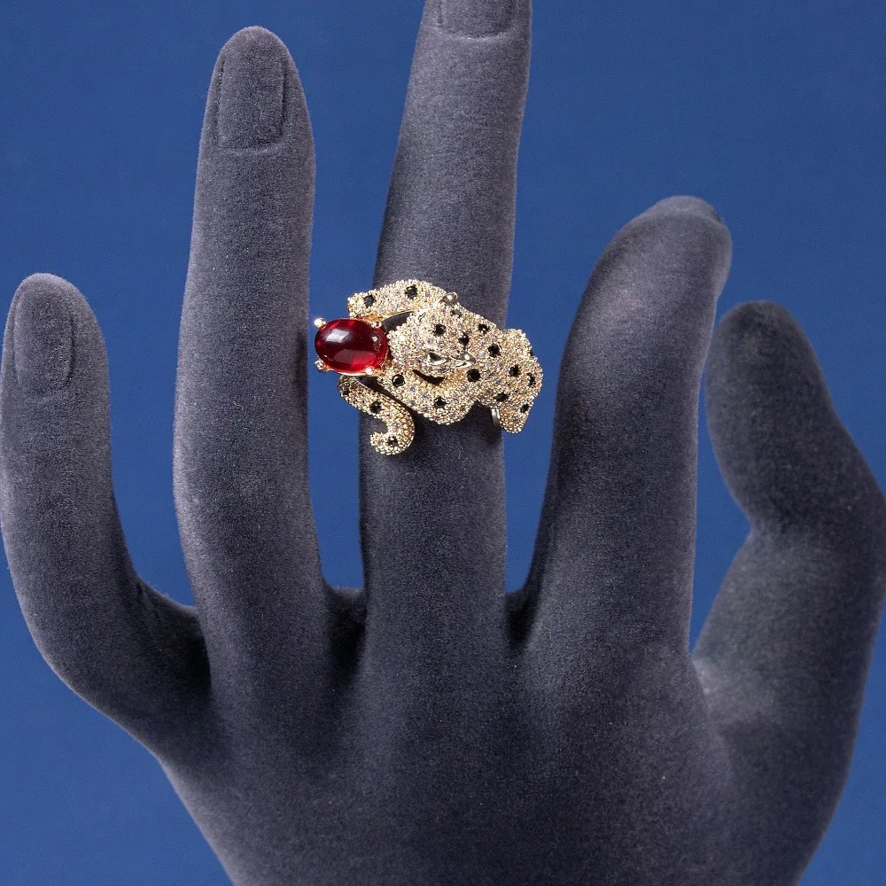 

New leopard-Shaped Ring with Zircon Embellishments, Adjustable Size, Perfect for Women to Wear at Banquets and Parties.