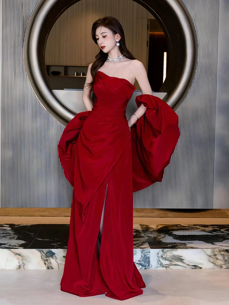 

Ele Satin Wedding Dr in Wine Red Color Bridal Gown with Strapl Design for Wedding And Banquet Ocns