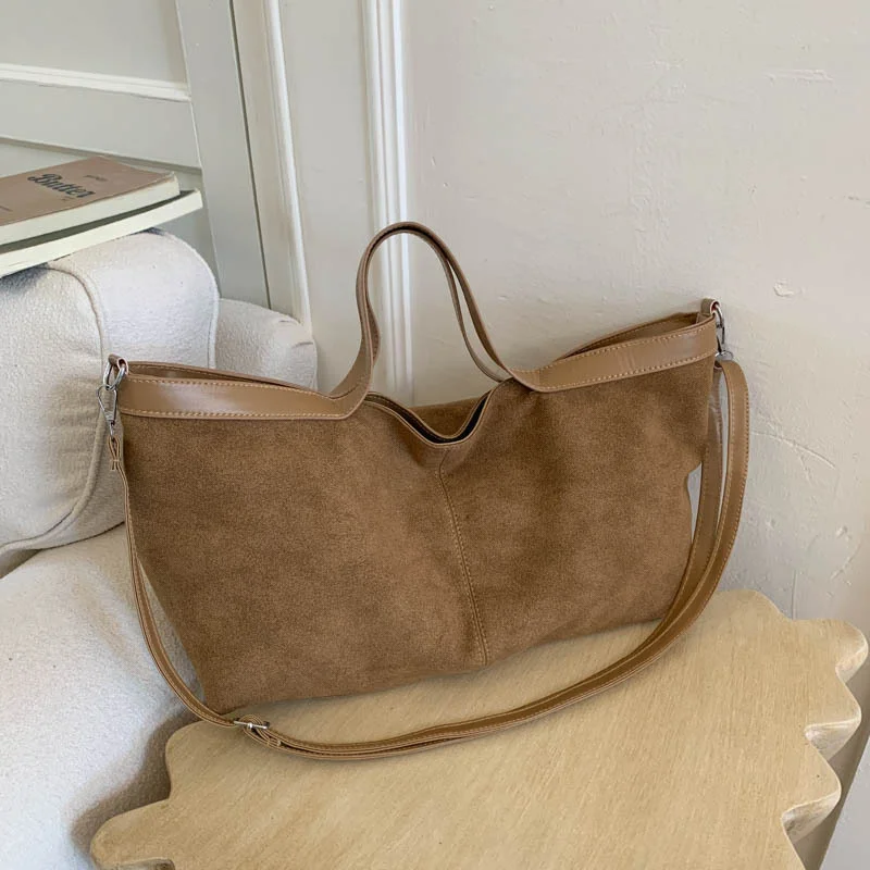Große Umhängetasche mit Struktur, mattiertem Finish und Reißverschluss, Schultertasche, einfarbig, weiches, mattes Wildleder, Boston-Tasche, schlichter Stil. – Detail 20