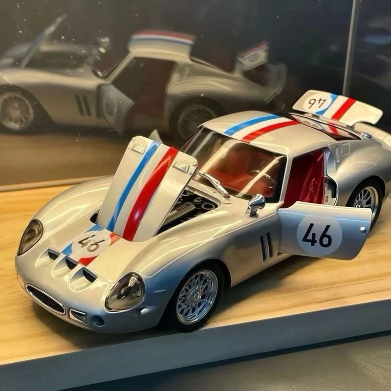 

Модель спортивного автомобиля 250 GTO из сплава, масштаб 1:24, литая под давлением, металлическая, гоночная, с имитацией звука и света, детская игрушка, подарок
