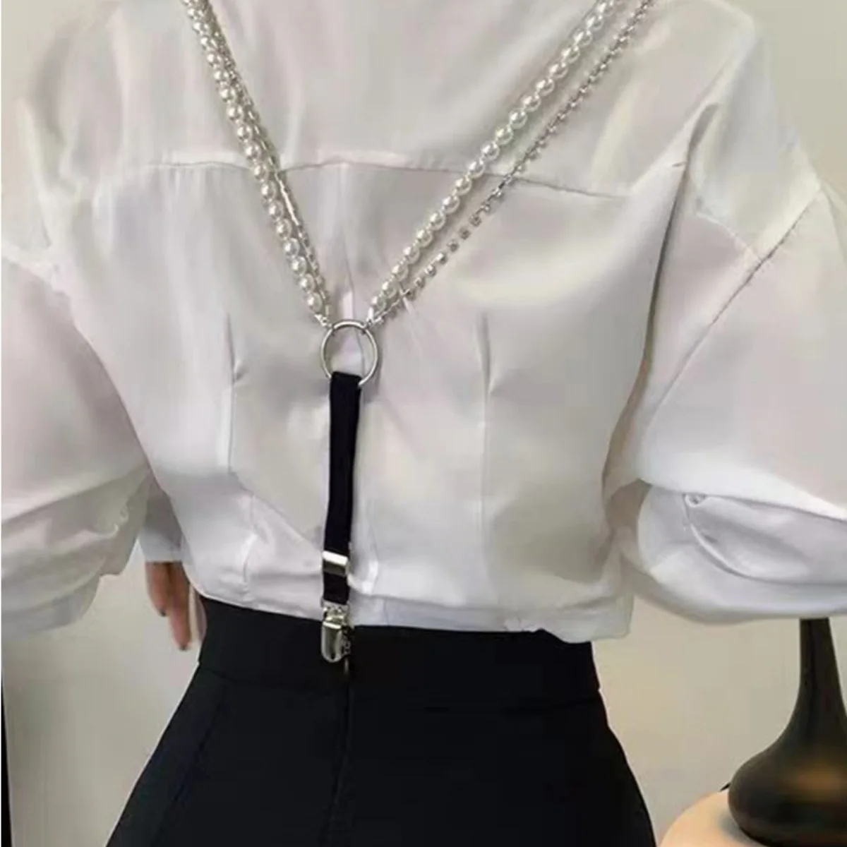 قميص نسائي مزخرف بحزام لؤلؤي جديد لعام 2025 بمزاج عالي الإحساس بحزام من حجر الراين مشبك خلفي مرن النسخة الكورية موضة t