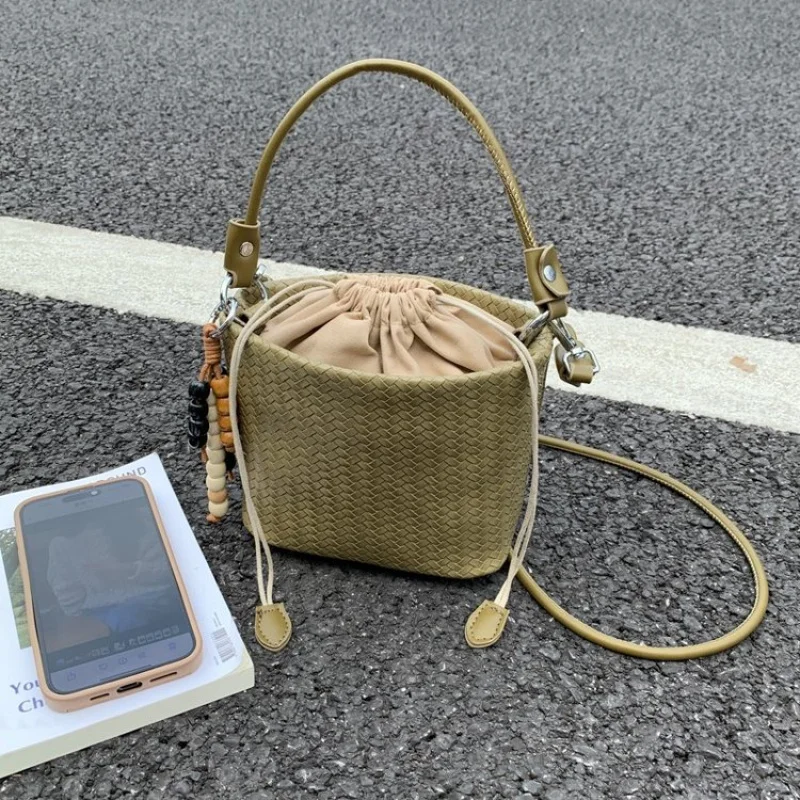 حقيبة يد نسائية من الطبقة العليا مصنوعة من جلد البقر، عصرية لاتفيا، مظهر يومي أنيق وواسع