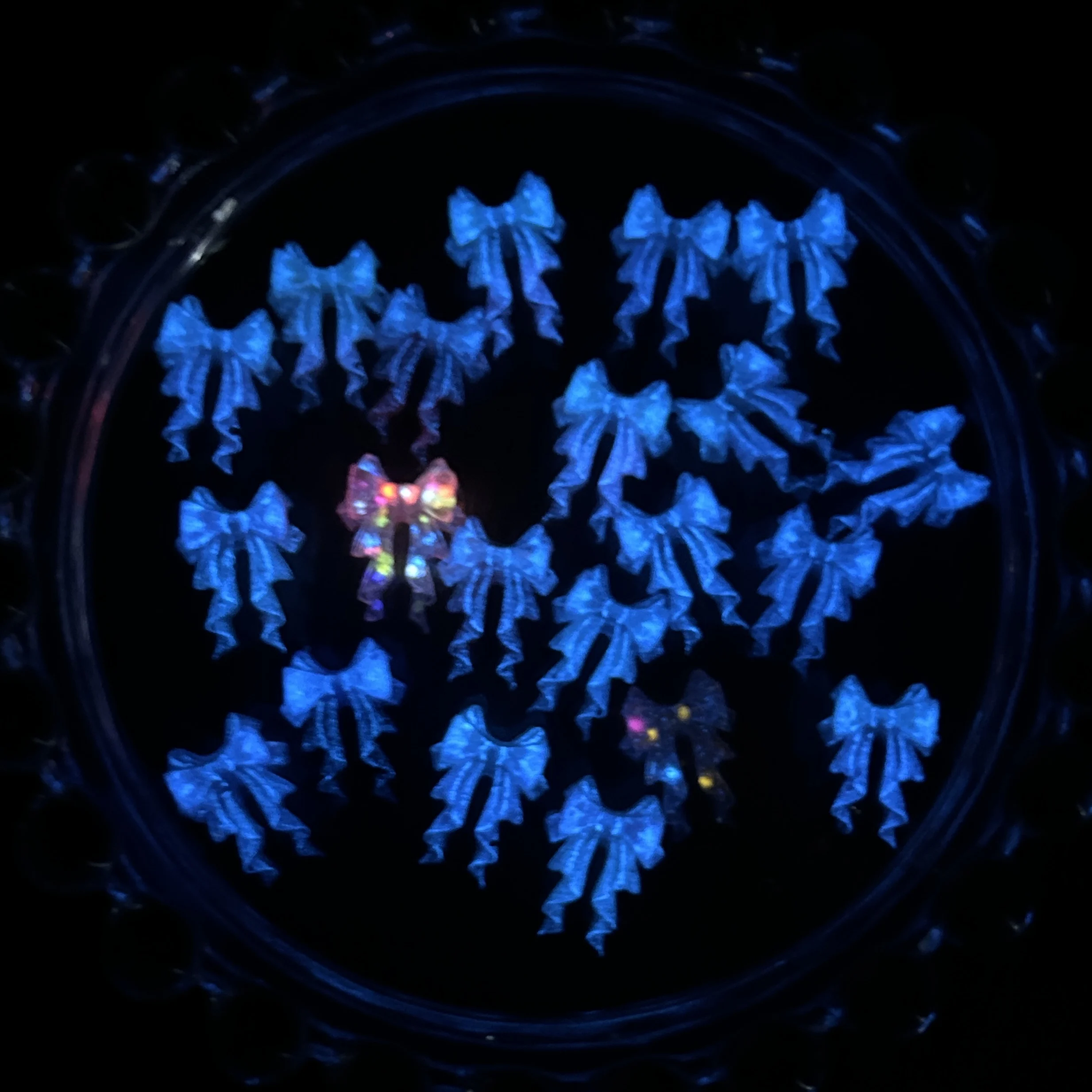 30PCS Leuchtende Funkelnde Band Bögen Harz Nagel Charms 3D Gradienten Bunte Bowknots Nail art Dekorationen DIY Prinzessin Nägel