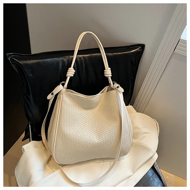 

Woven Bag Shoulder Messenger Bag 2025 New Niche Women's Bag Commuter Armpit Bag