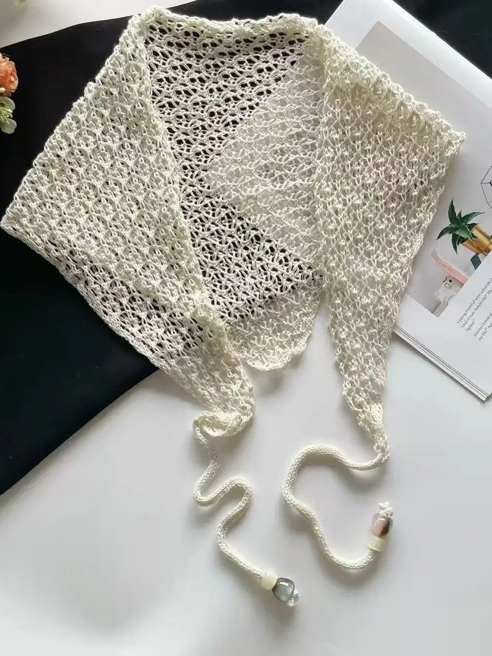lenco-triangular-vintage-com-pingente-de-concha-e-trama-vazada-branco-dupla-utilizacao-como-faixa-de-cabelo-estilo-coreano