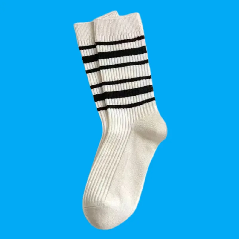 Chaussettes de sport rayées à lettres pour femmes, chaussettes athlétiques pour étudiants, chaussettes carillon assorties, tube moyen, noir et blanc, 5/10 paires