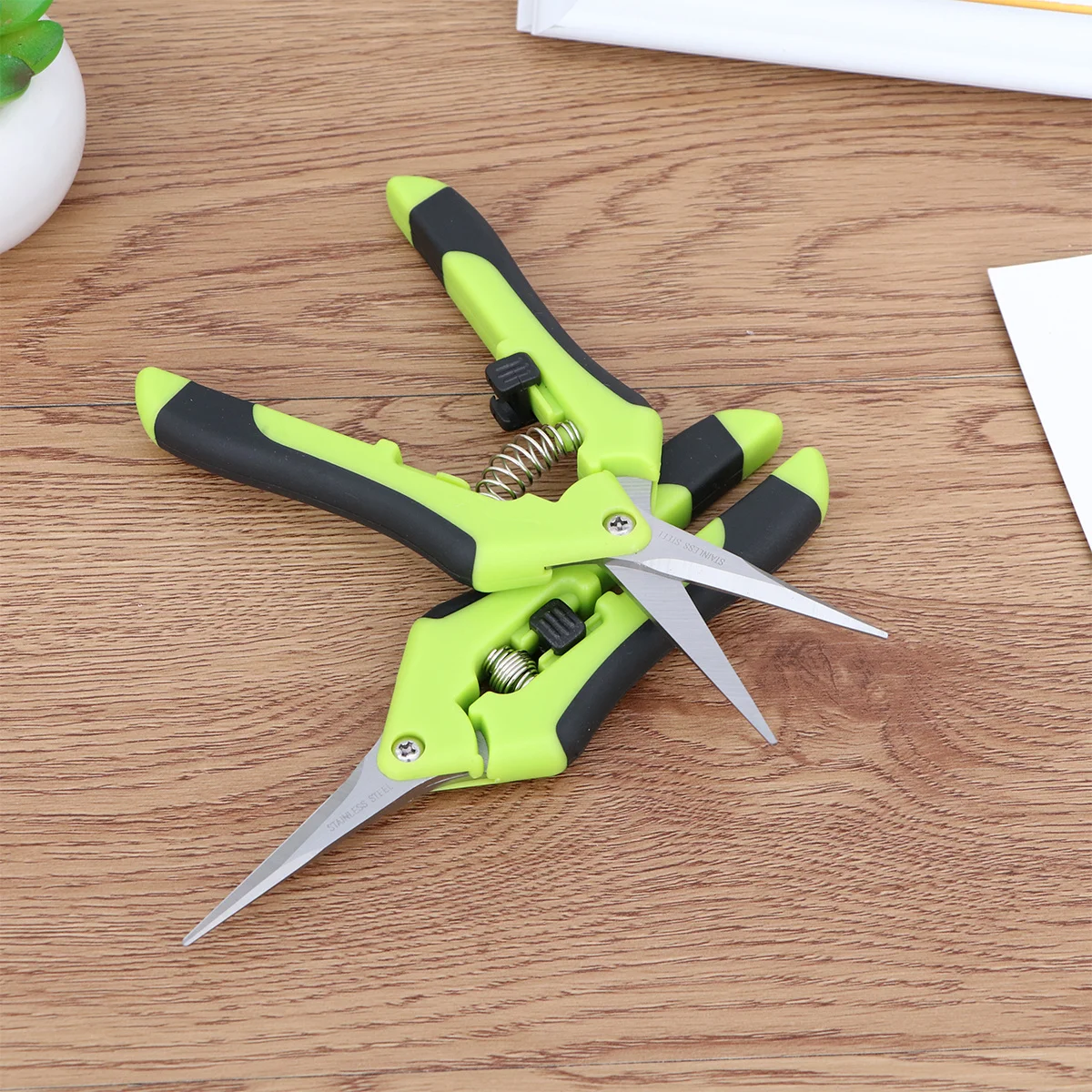 2 قطعة مقصات التقليم الفولاذ المقاوم للصدأ حاد المضادة للصدأ مريح عدم الانزلاق مقبض وسادة امتصاص الصدمات الربيع للنباتات الزهور