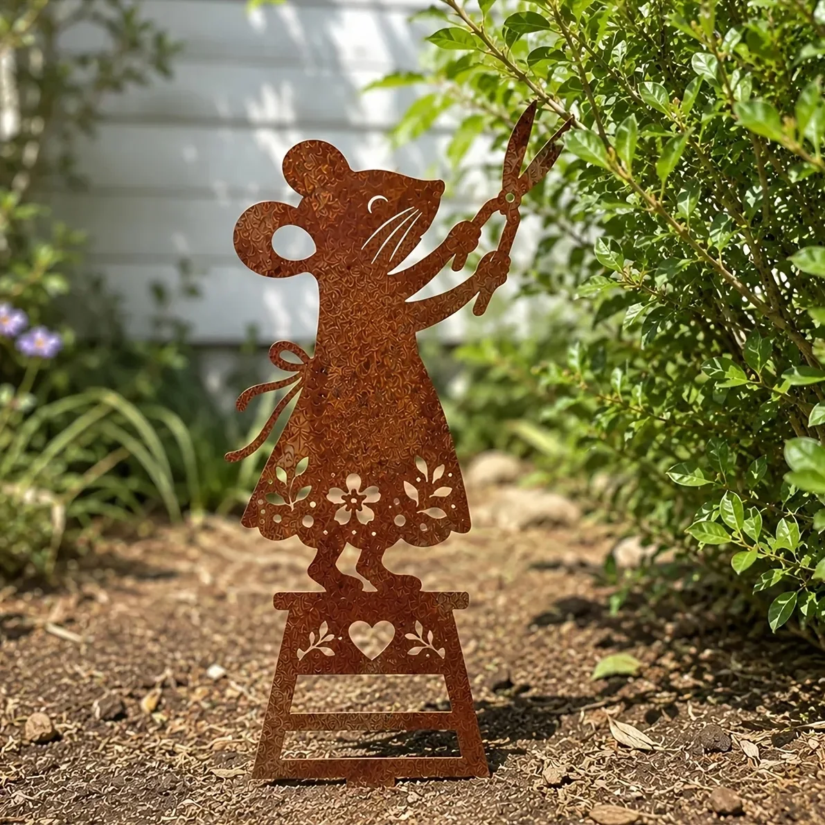 CIFBUY 1pc Rusted Metal Gardener Mouse Garden Stake, Cute Mom Mouse With Scissors Silhouette, Hollow Floral Pattern