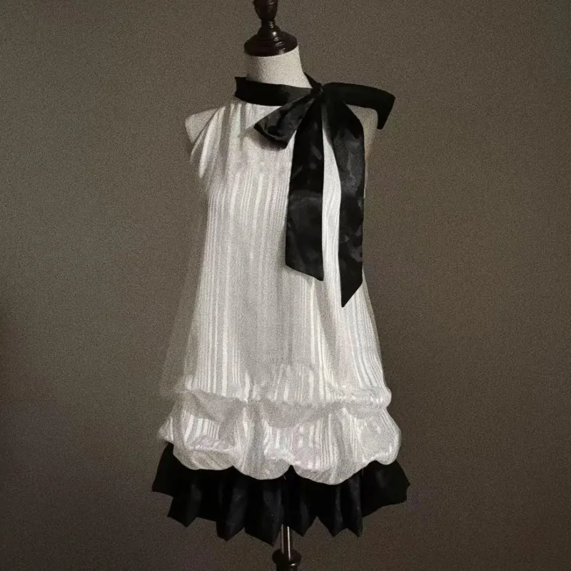 Weißes Neckholder-Minikleid für Damen mit schwarzer Schleife und Rüschensaum, lässiges Partykleid